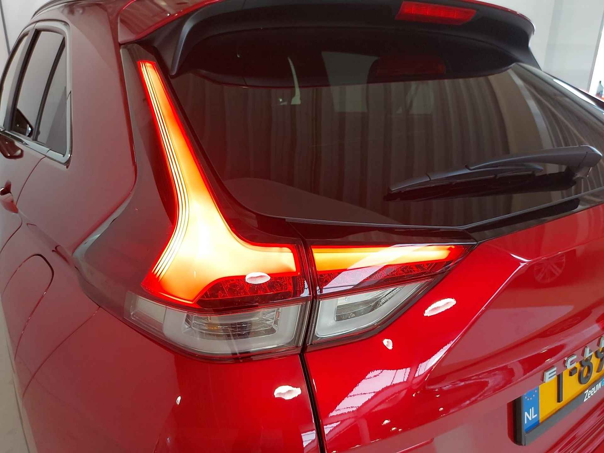 Mitsubishi Eclipse Cross 2.4 PHEV Instyle | Schuif/Kanteldak | 360-Camera | Parkeersensoren | Dodehoekdetectie | Elektrische stoelen | Stuurverwarming | Stoel verwarming voor/achter | Navigatie | Apple Carplay/Android auto | Adaptive cruise control | - 17/51