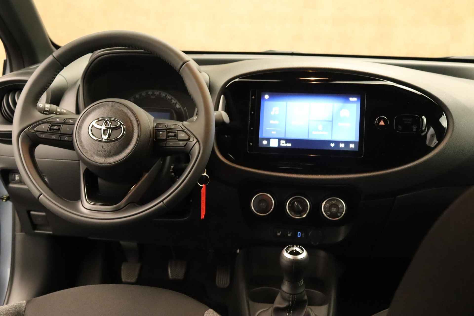 Toyota Aygo X 1.0 VVT-i MT Business Edition Play - DIRECT UIT VOORRAAD LEVERBAAR - AIRCO - VOORSTOELEN VERWARMD - APPLE CARPLAY/ ANDROID AUTO - ADAPTIEVE CRUISE CONTROL - ACHTERUITRIJCAMERA -DAB RADIO - 4/37