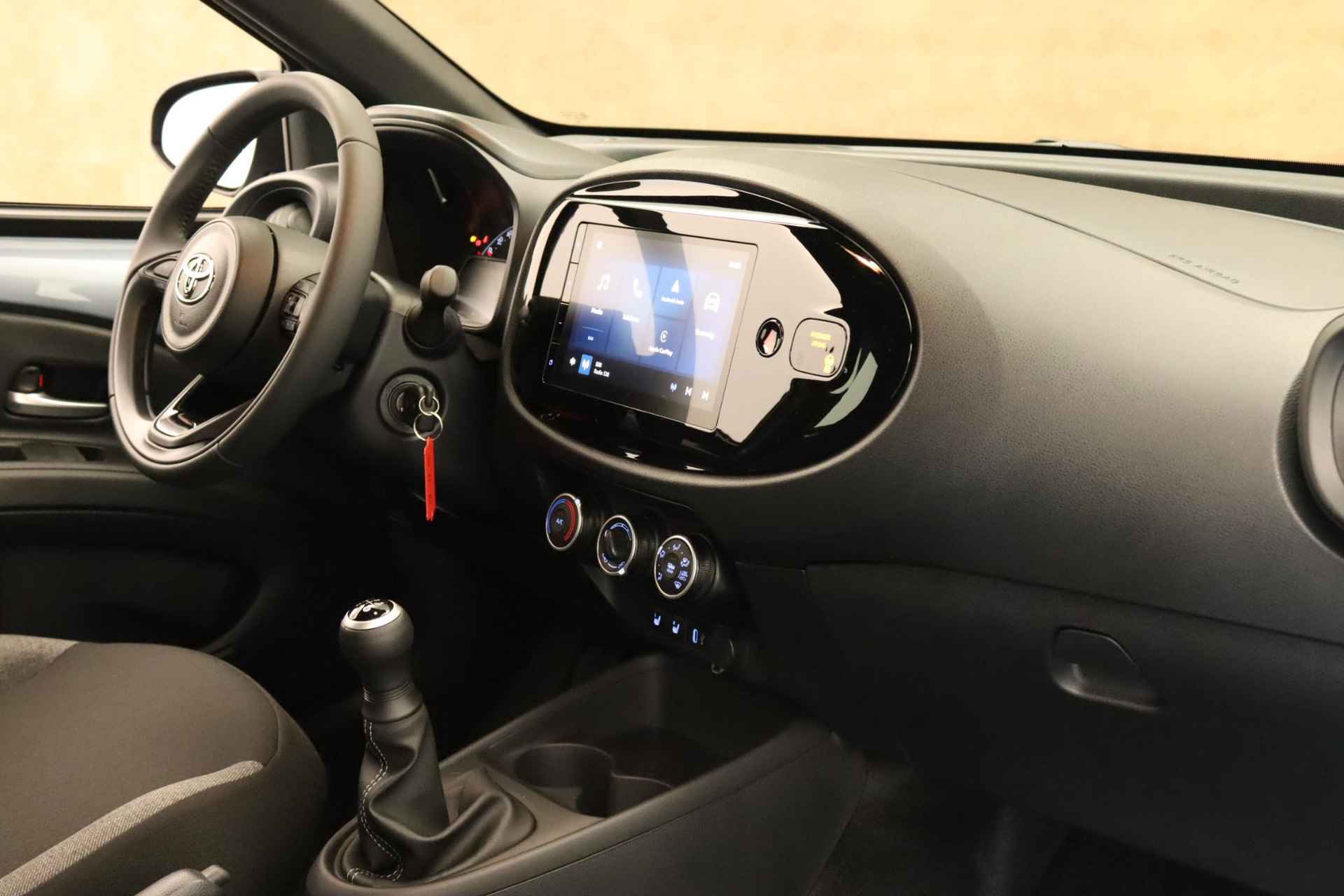 Toyota Aygo X 1.0 VVT-i MT Business Edition Play - DIRECT UIT VOORRAAD LEVERBAAR - AIRCO - VOORSTOELEN VERWARMD - APPLE CARPLAY/ ANDROID AUTO - ADAPTIEVE CRUISE CONTROL - ACHTERUITRIJCAMERA -DAB RADIO - 5/37