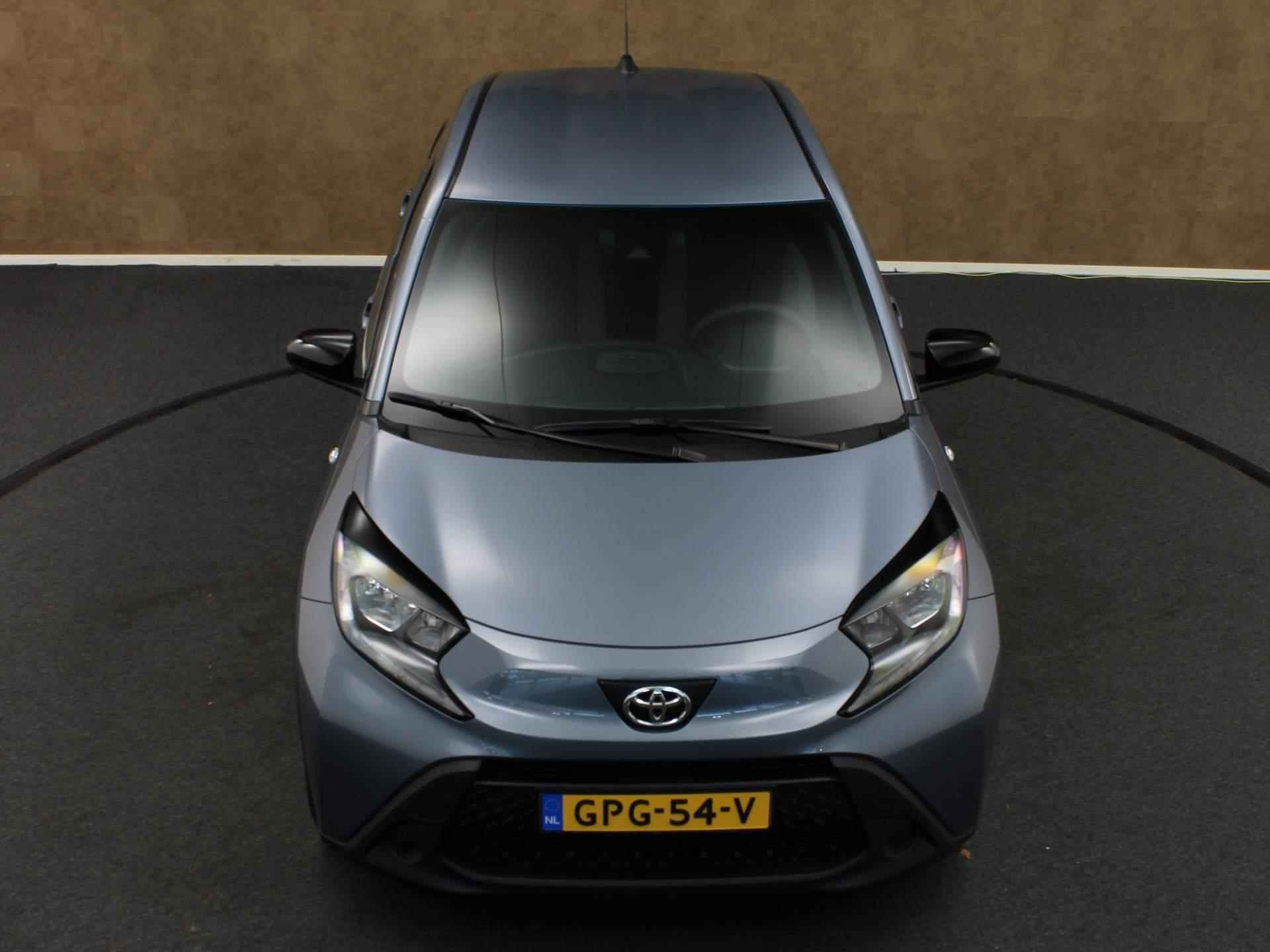 Toyota Aygo X 1.0 VVT-i MT Business Edition Play - DIRECT UIT VOORRAAD LEVERBAAR - AIRCO - VOORSTOELEN VERWARMD - APPLE CARPLAY/ ANDROID AUTO - ADAPTIEVE CRUISE CONTROL - ACHTERUITRIJCAMERA -DAB RADIO - 12/37