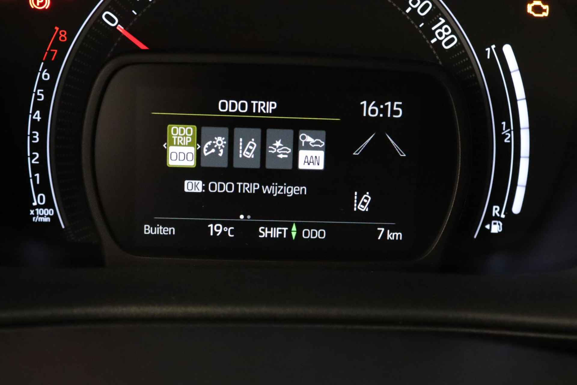 Toyota Aygo X 1.0 VVT-i MT Business Edition Play - DIRECT UIT VOORRAAD LEVERBAAR - AIRCO - VOORSTOELEN VERWARMD - APPLE CARPLAY/ ANDROID AUTO - ADAPTIEVE CRUISE CONTROL - ACHTERUITRIJCAMERA -DAB RADIO - 21/37