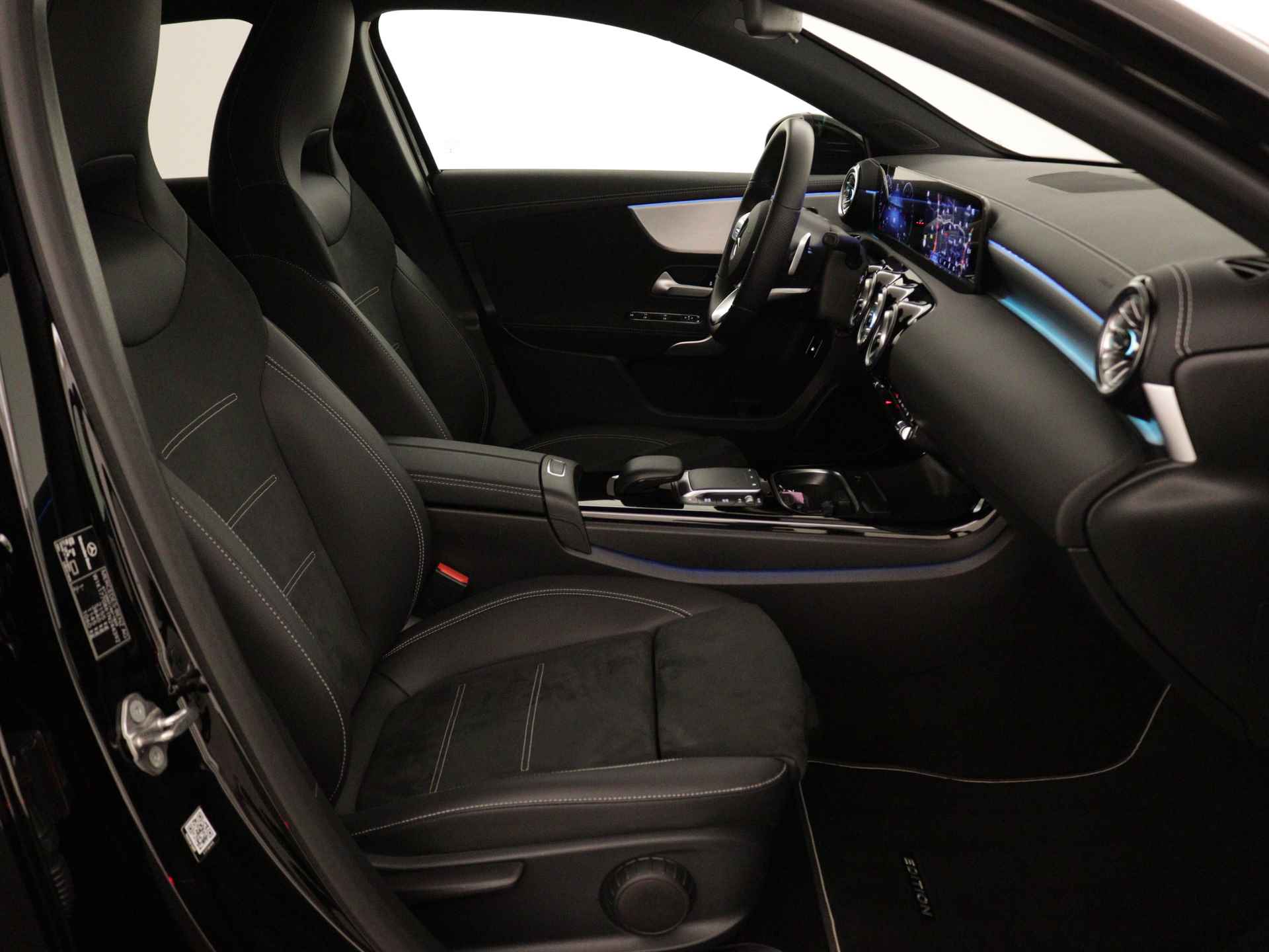 Mercedes-Benz A-Klasse 250 e AMG Limited | Apple Carplay | Sfeerverlichting | Nightpakket | MBUX augmented reality voor navigatie | Inclusief 24 maanden MB Certified garantie voor Europa. - 29/43