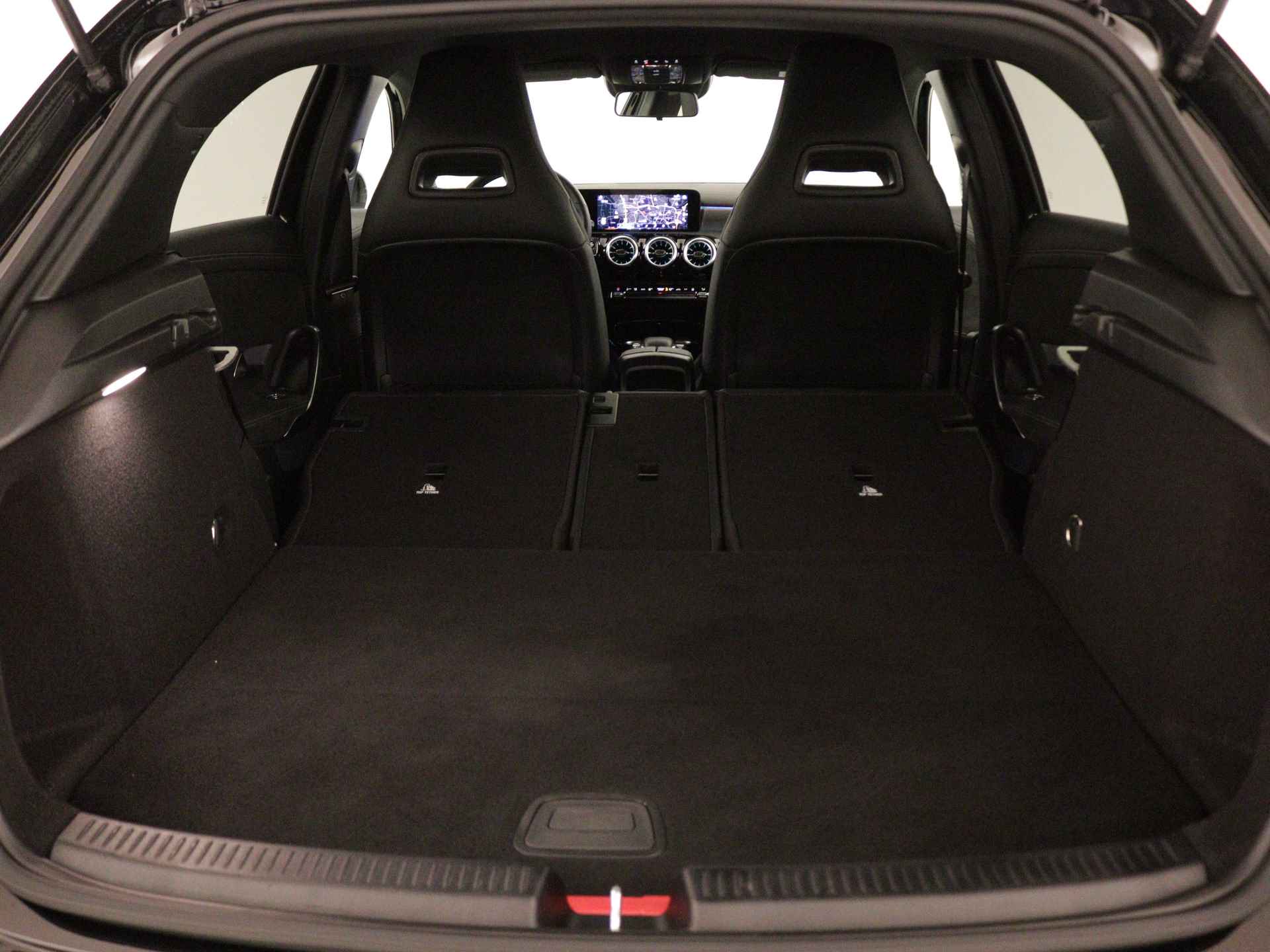 Mercedes-Benz A-Klasse 250 e AMG Limited | Apple Carplay | Sfeerverlichting | Nightpakket | MBUX augmented reality voor navigatie | Inclusief 24 maanden MB Certified garantie voor Europa. - 37/43