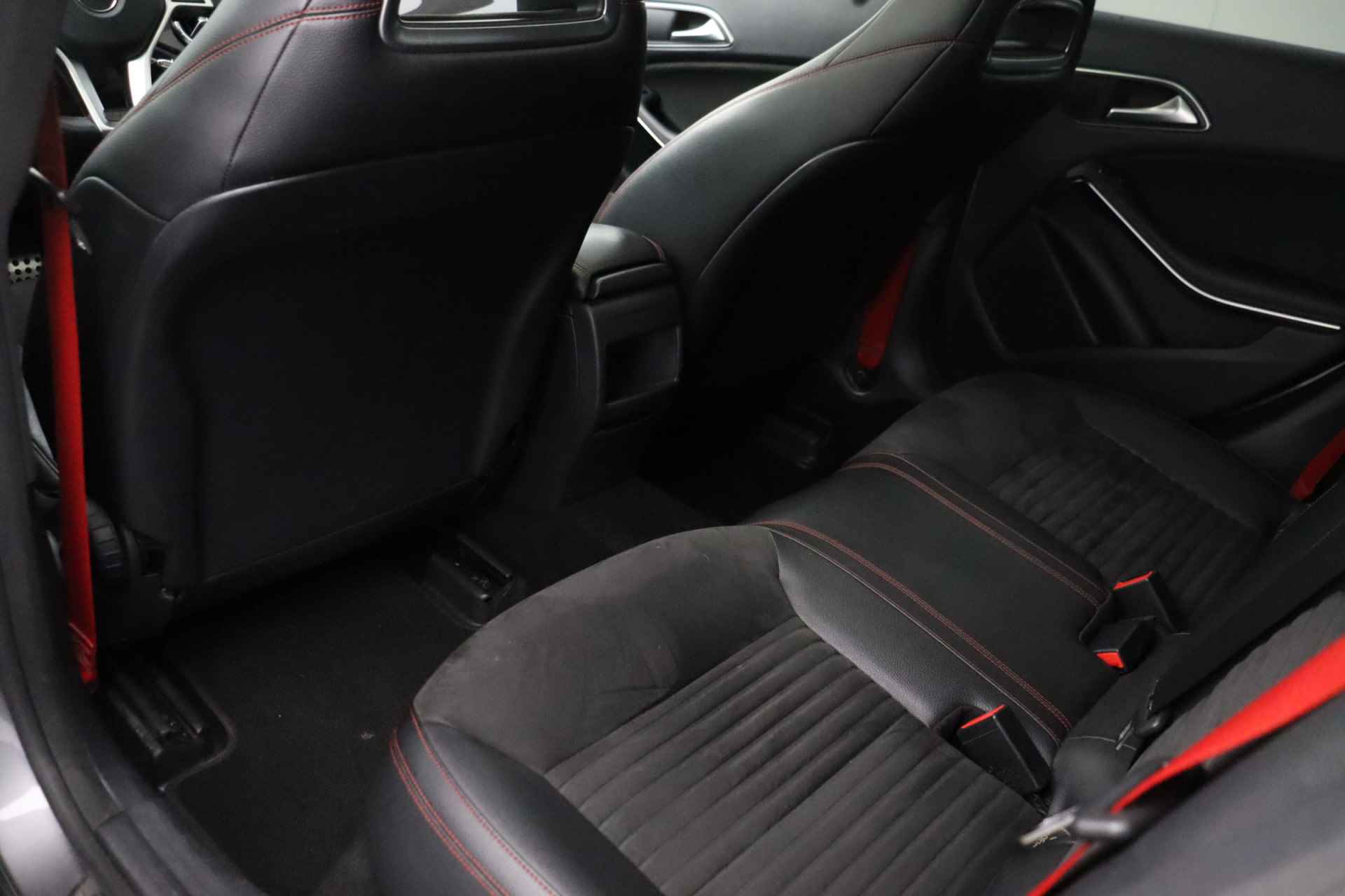 Mercedes-Benz CLA-Klasse 250 AMG | Automaat | Panoramadak | Camera | Leder/alcantara | Bi-xenon | Navigatie - 10/31