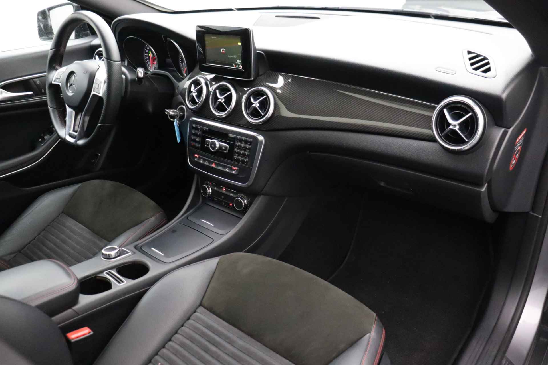 Mercedes-Benz CLA-Klasse 250 AMG | Automaat | Panoramadak | Camera | Leder/alcantara | Bi-xenon | Navigatie - 13/31
