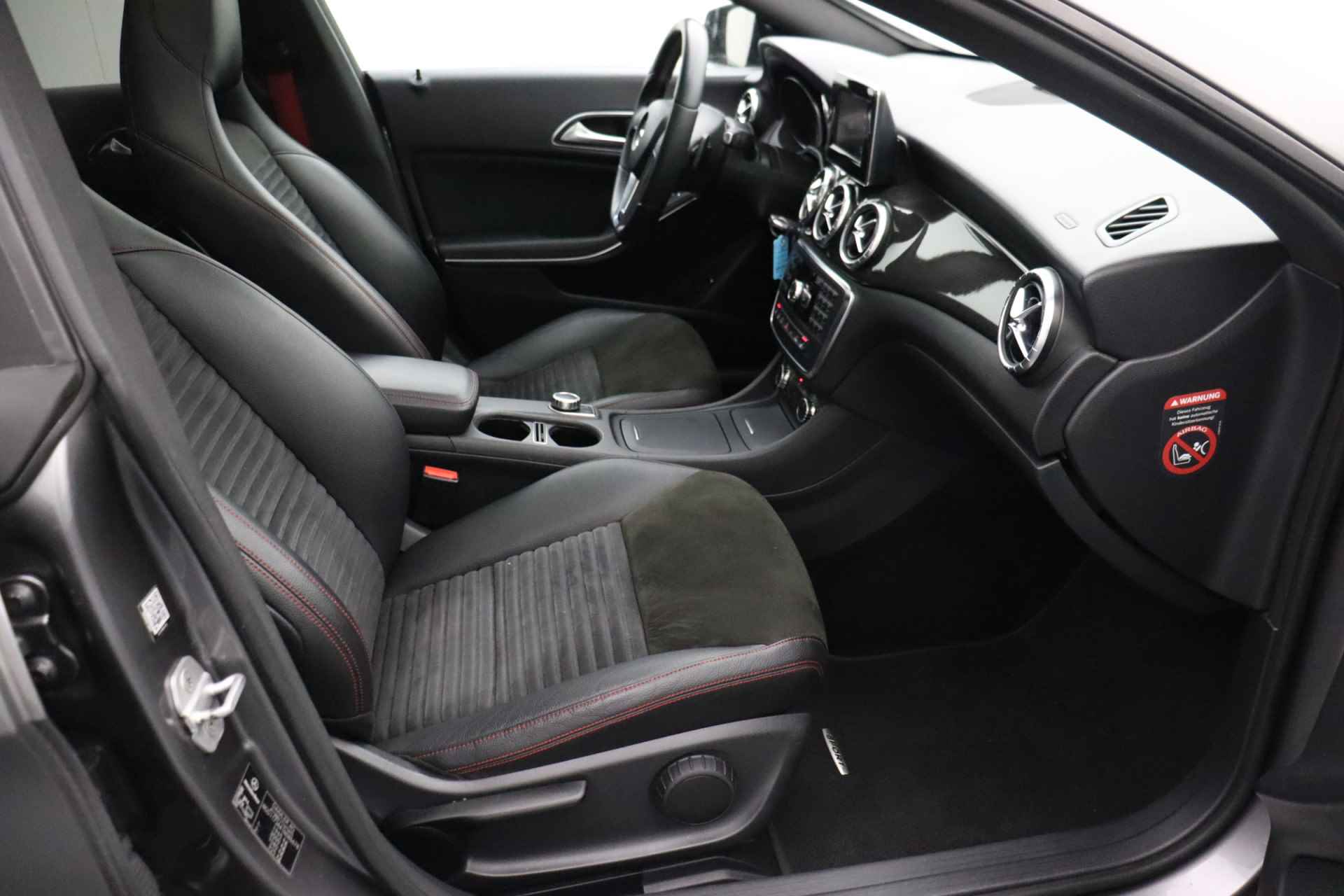 Mercedes-Benz CLA-Klasse 250 AMG | Automaat | Panoramadak | Camera | Leder/alcantara | Bi-xenon | Navigatie - 31/31