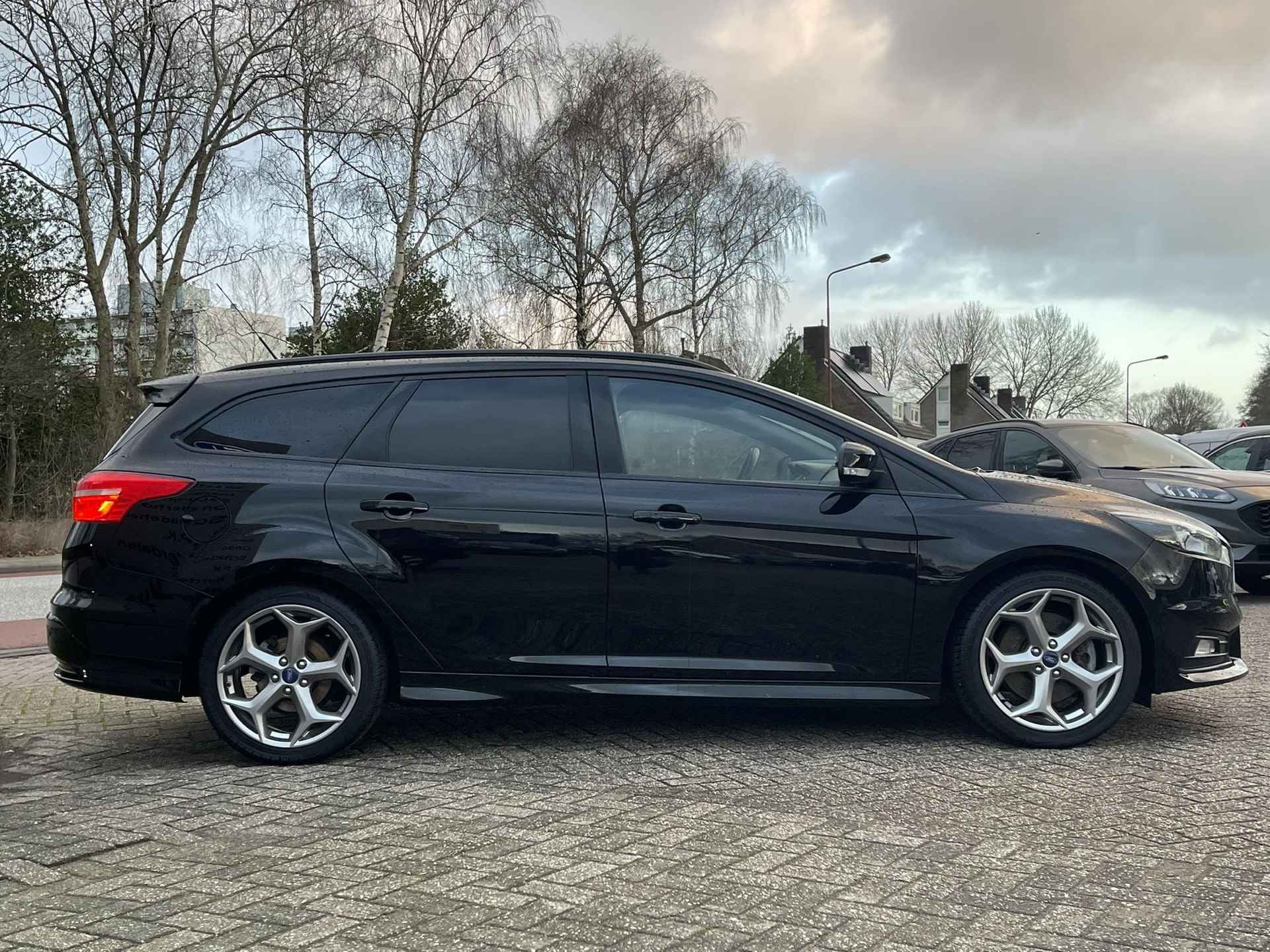 Ford Focus Wagon 2.0 ST-3 250pk Achteruitrijcamera | Recaro | Cruise control | Stoelverwarming | Dealer onderhouden - 2/34