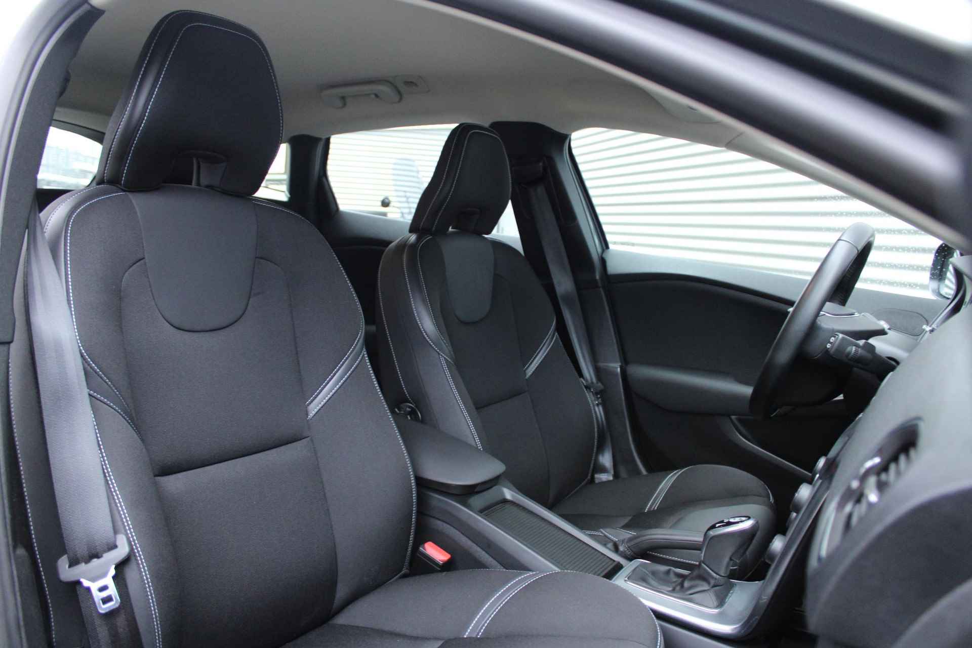 Volvo V40 T3 AUT6 153PK Nordic+, Verwarmbare Voorstoelen, Verwarmbare Voorrruit, Electronic Climate Control, Navigatiesysteem, High Performance Audio, Standkachel, LED Koplampen, Volvo On Call, Cruise Control, Parkeersensoren, Regensensor - 3/25