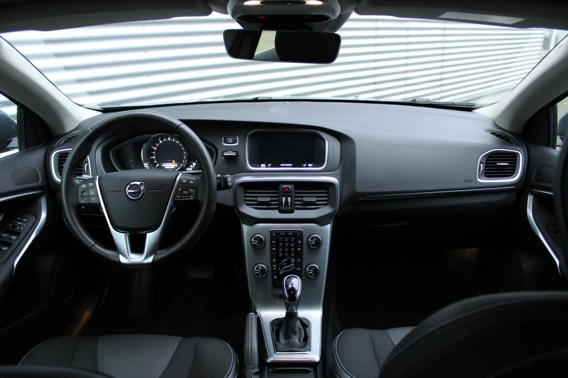 Volvo V40 T3 AUT6 153PK Nordic+, Verwarmbare Voorstoelen, Verwarmbare Voorrruit, Electronic Climate Control, Navigatiesysteem, High Performance Audio, Standkachel, LED Koplampen, Volvo On Call, Cruise Control, Parkeersensoren, Regensensor - 4/25