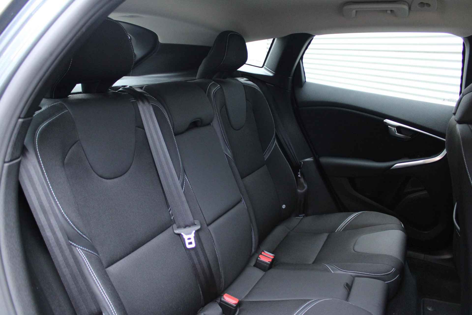 Volvo V40 T3 AUT6 153PK Nordic+, Verwarmbare Voorstoelen, Verwarmbare Voorrruit, Electronic Climate Control, Navigatiesysteem, High Performance Audio, Standkachel, LED Koplampen, Volvo On Call, Cruise Control, Parkeersensoren, Regensensor - 6/25