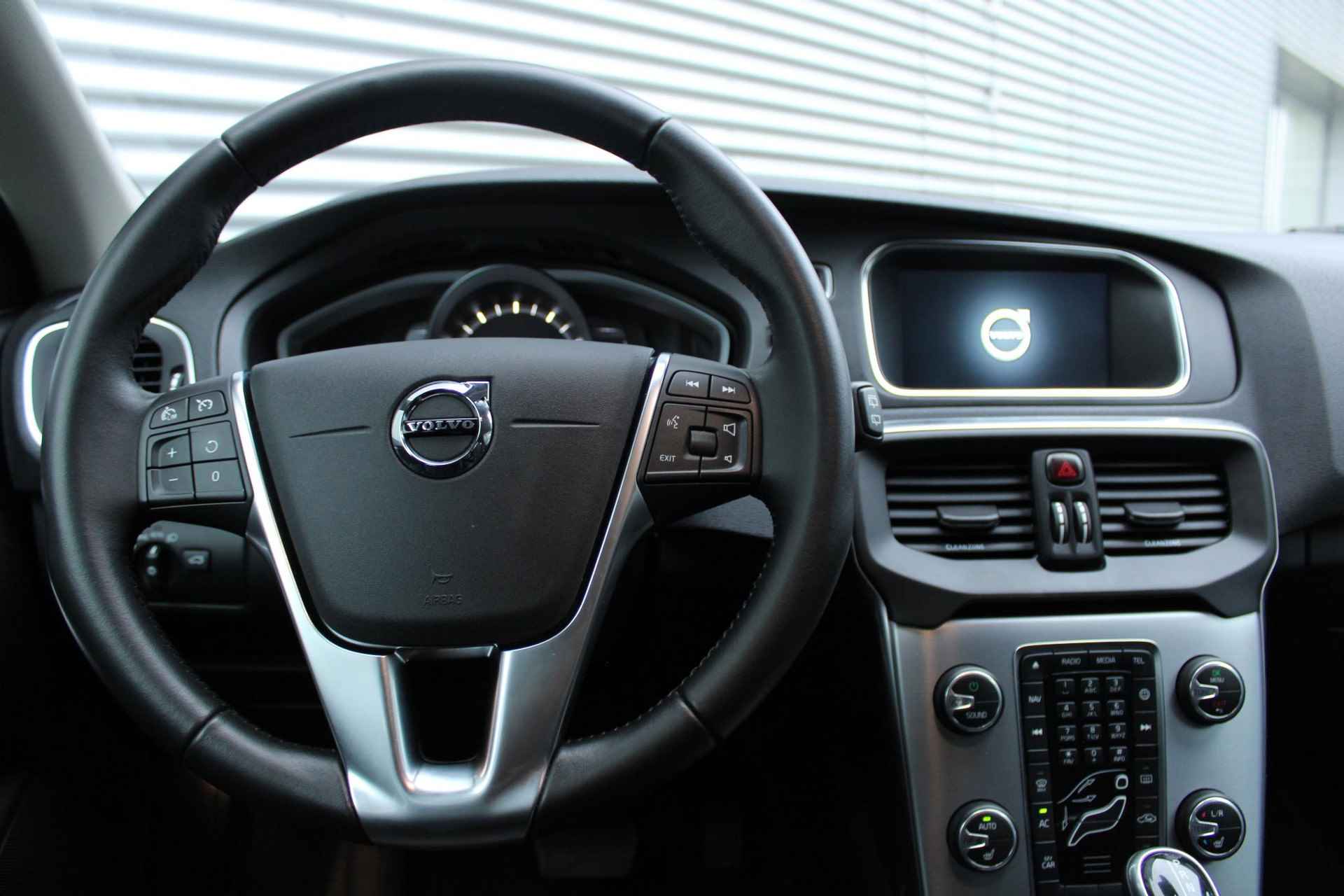 Volvo V40 T3 AUT6 153PK Nordic+, Verwarmbare Voorstoelen, Verwarmbare Voorrruit, Electronic Climate Control, Navigatiesysteem, High Performance Audio, Standkachel, LED Koplampen, Volvo On Call, Cruise Control, Parkeersensoren, Regensensor - 10/25