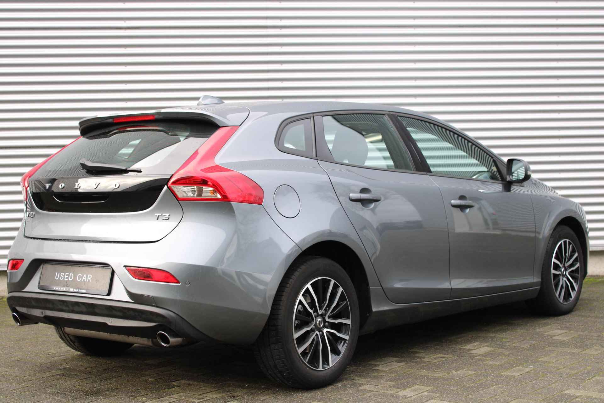 Volvo V40 T3 AUT6 153PK Nordic+ | Verwarmbare Voorstoelen | Verwarmbare Voorrruit | Electronic Climate Control | Navigatiesysteem | High Performance Audio | Standkachel | LED Koplampen | Volvo On Call | Cruise Control | Parkeersensoren  | Regensensor - 2/25