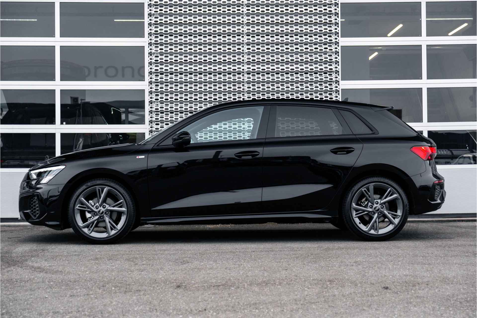 Audi A3 Sportback 30 TFSI S edition | Adaptive cruise | 18" | Zwart optiek - 6/24