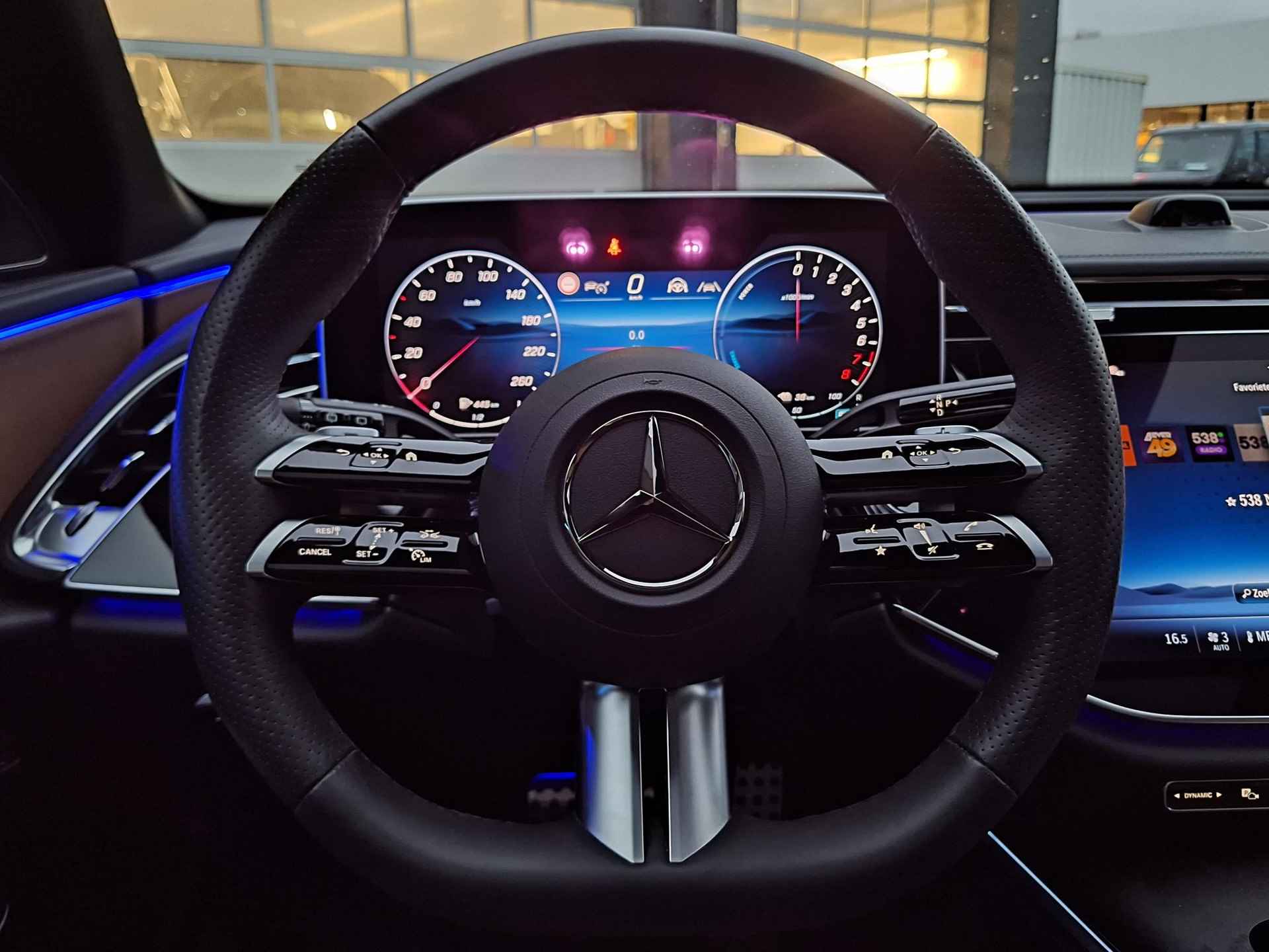 Mercedes-Benz E Estate 300 e | Bruin leder | Airmatic | Panoramadak | Night Pakket | Rijassistentiepakket Plus | Trekhaak | Burmester 4D Surround Sound | 360° Camera | Head-Up Display | Showmodel Sale - 15/55