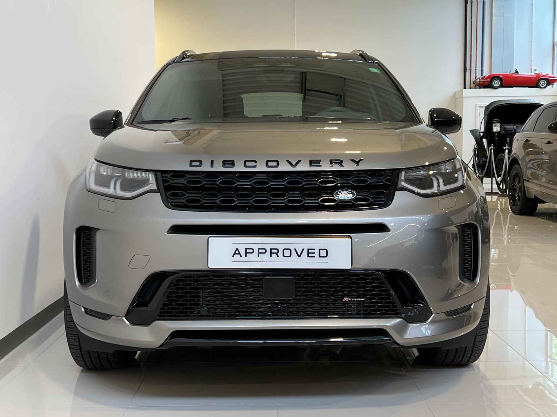 Land Rover Discovery Sport P300e 1.5 R-Dynamic SE | Panoramadak | Black Pack | 20 inch Satin Grey | Cold Climate Pack - 4/26