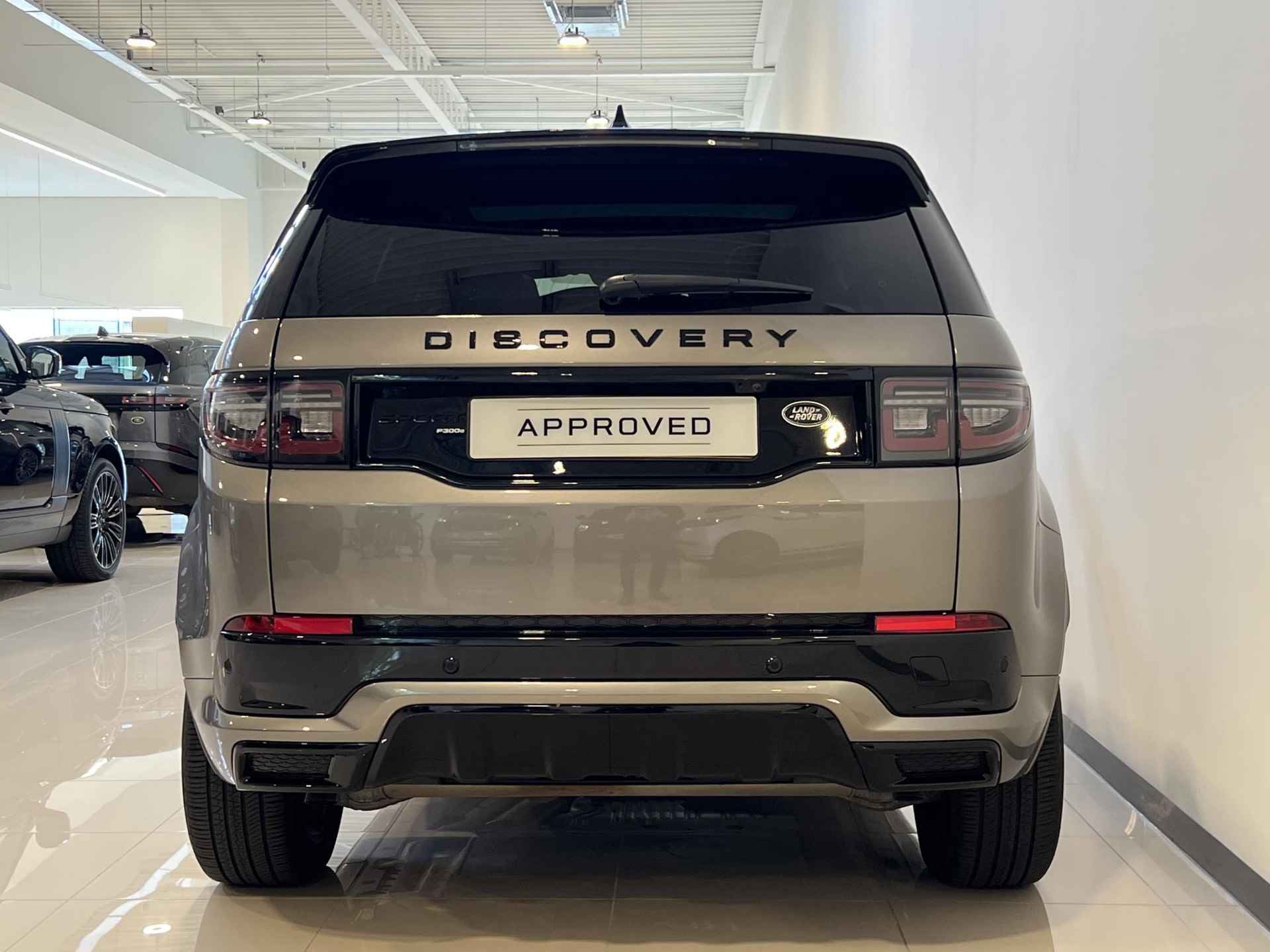 Land Rover Discovery Sport P300e 1.5 R-Dynamic SE | Panoramadak | Black Pack | 20 inch Satin Grey | Cold Climate Pack - 5/26