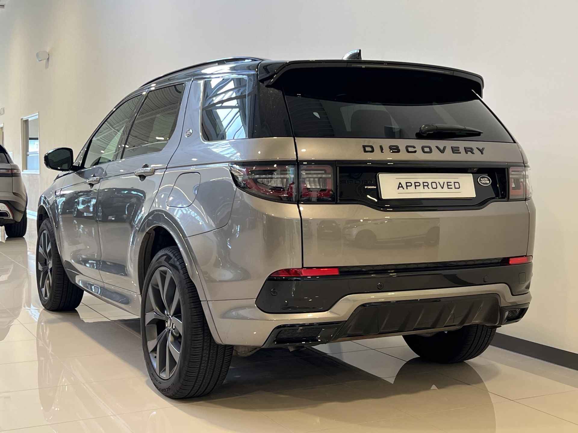 Land Rover Discovery Sport P300e 1.5 R-Dynamic SE | Panoramadak | Black Pack | 20 inch Satin Grey | Cold Climate Pack - 6/26