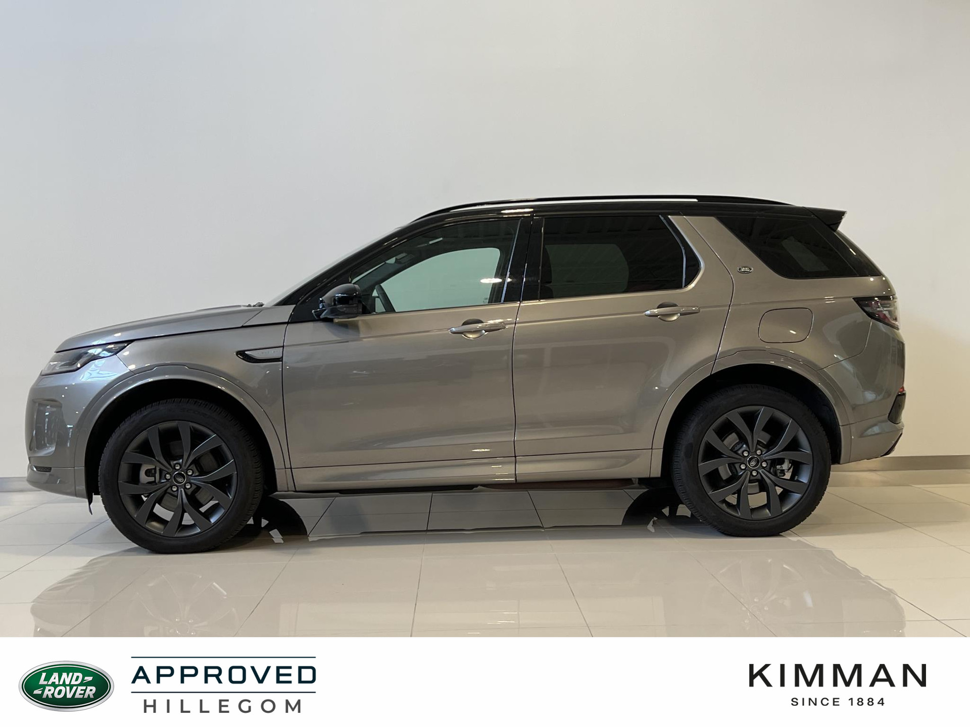Land Rover Discovery Sport P300e 1.5 R-Dynamic SE | Panoramadak | Black Pack | 20 inch Satin Grey | Cold Climate Pack bij viaBOVAG.nl