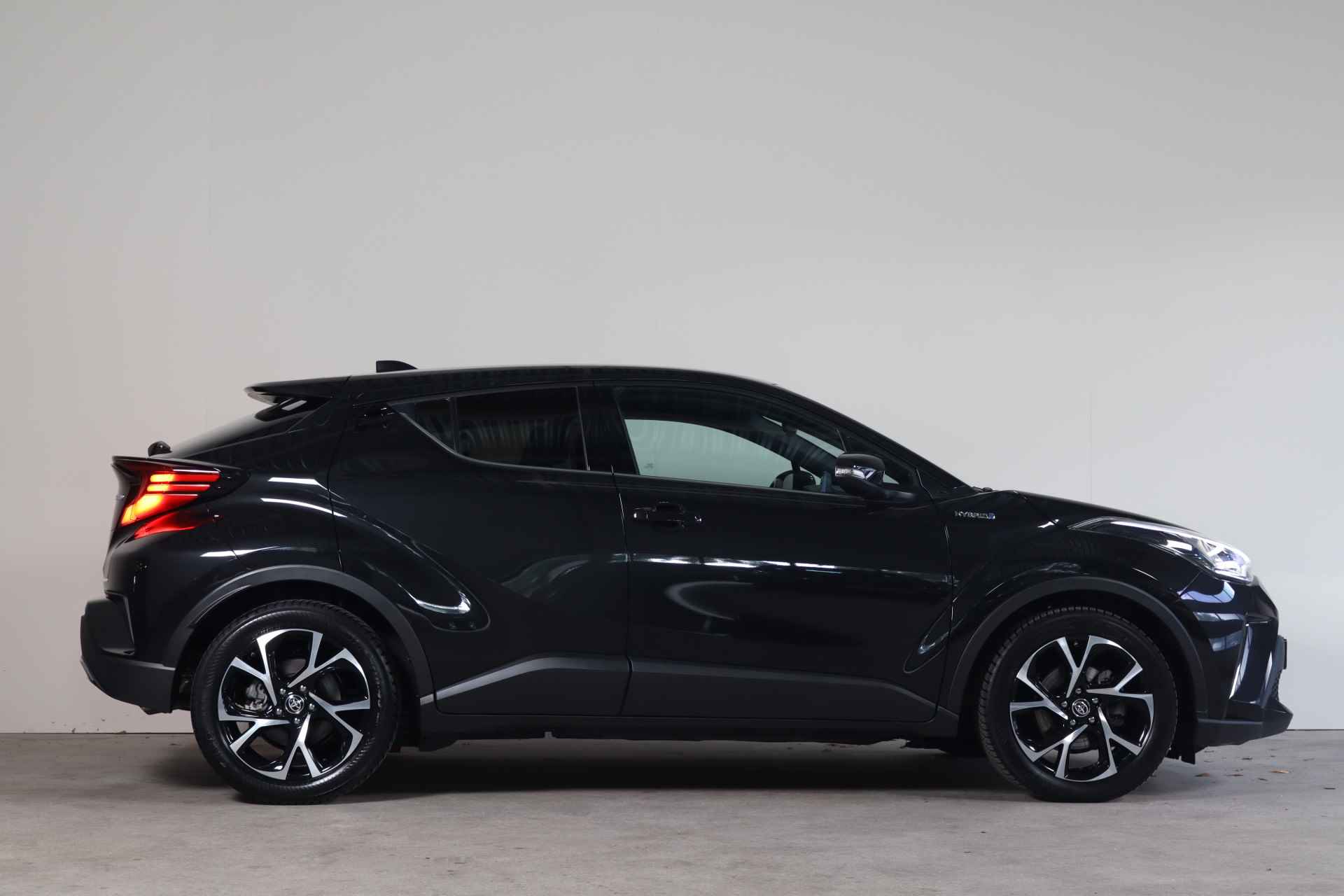 Toyota C-HR 2.0 Hybrid Style NL-Auto!! JBL  I  Dode-hoek  I  Stoelverwarming --- A.S. ZONDAG GEOPEND VAN 11.00 T/M 15.30 --- - 36/37