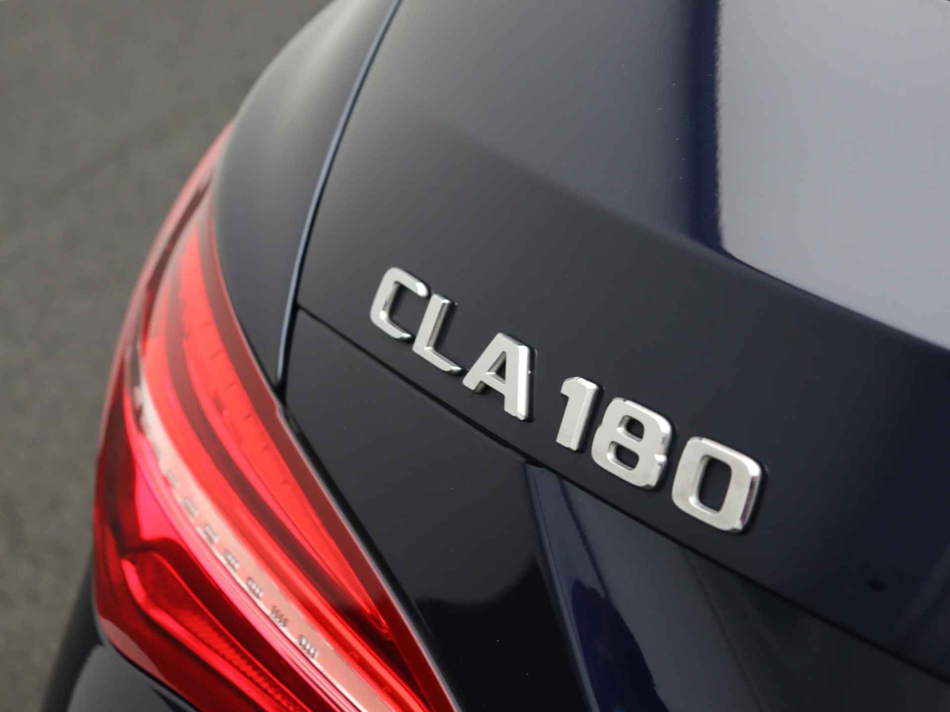 Mercedes-Benz CLA-klasse Shooting Brake 180 Business AMG Styling | Navigatie | Camera | LED Koplampen | Harman/Kardon | Elektrische Kofferklep | Dodehoekdetectie | - 30/34
