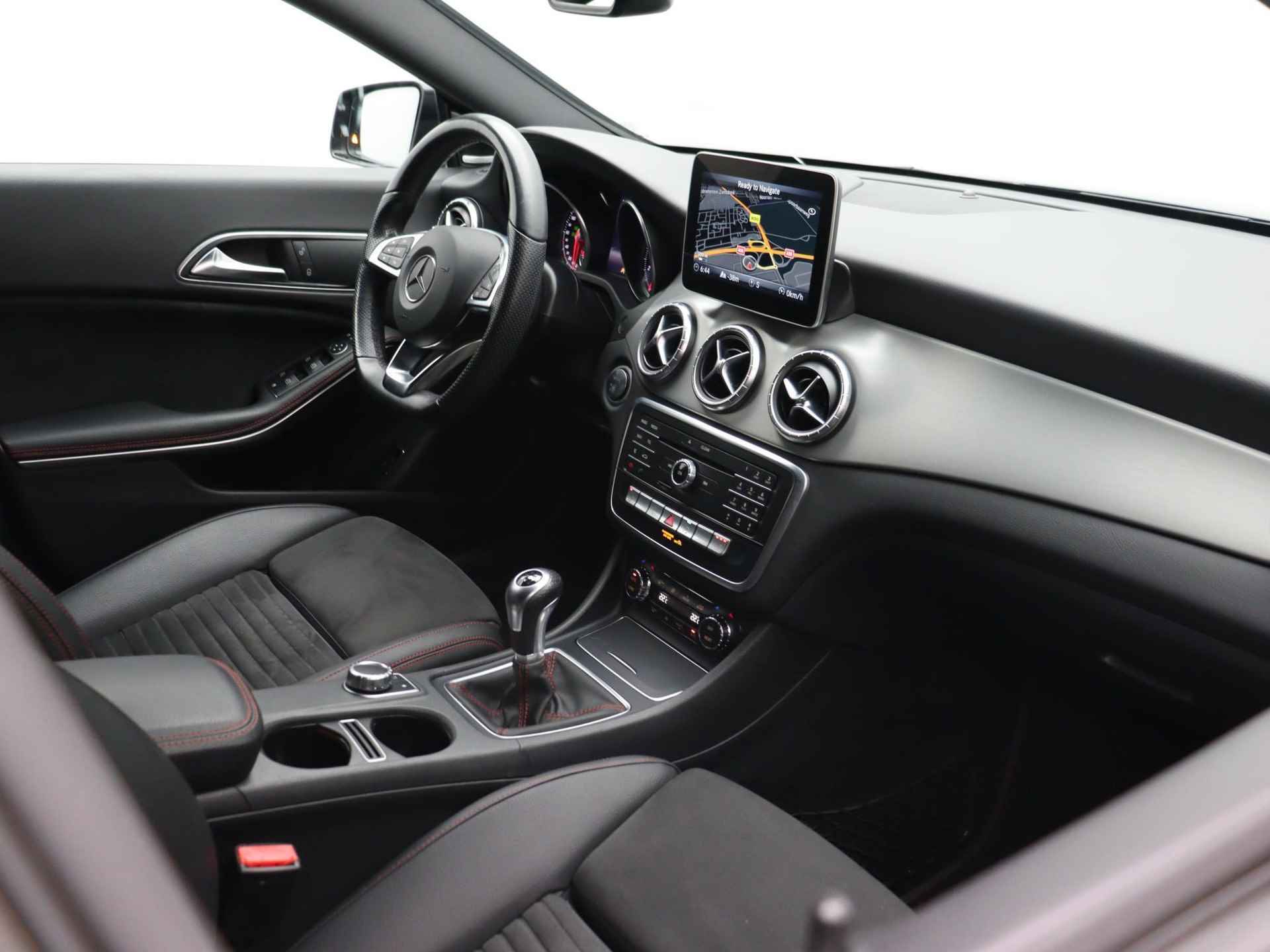 Mercedes-Benz CLA-klasse Shooting Brake 180 Business AMG Styling | Navigatie | Camera | LED Koplampen | Harman/Kardon | Elektrische Kofferklep | Dodehoekdetectie | - 31/34