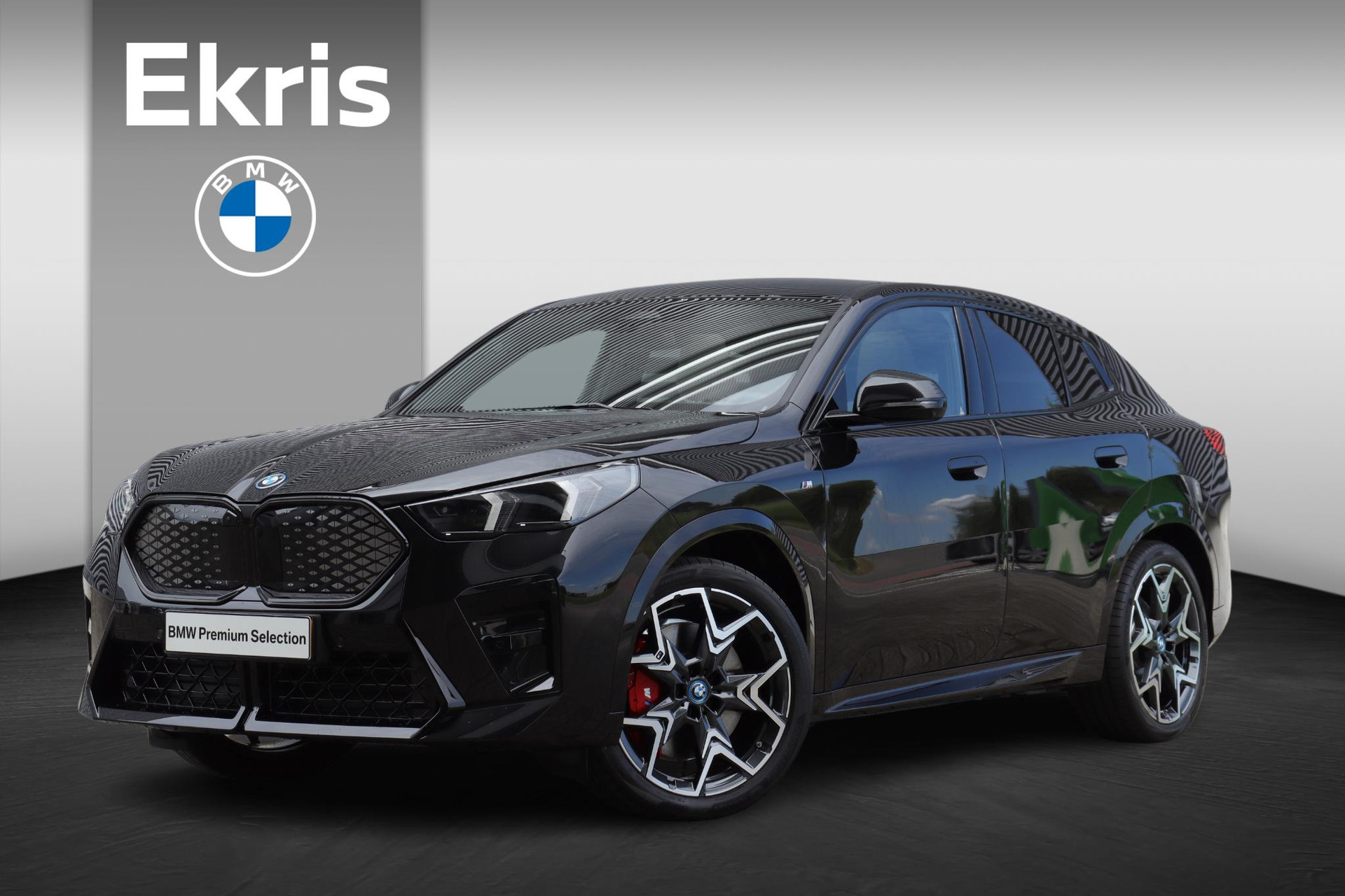 BMW iX2 xDrive30 | M Sportpakket Pro | Innovationpack | Trekhaak | Panodak | Harman Kardon | Parking Assistant Plus | Driving Assistant | Comfort Access | Head-Up | 20''LMV