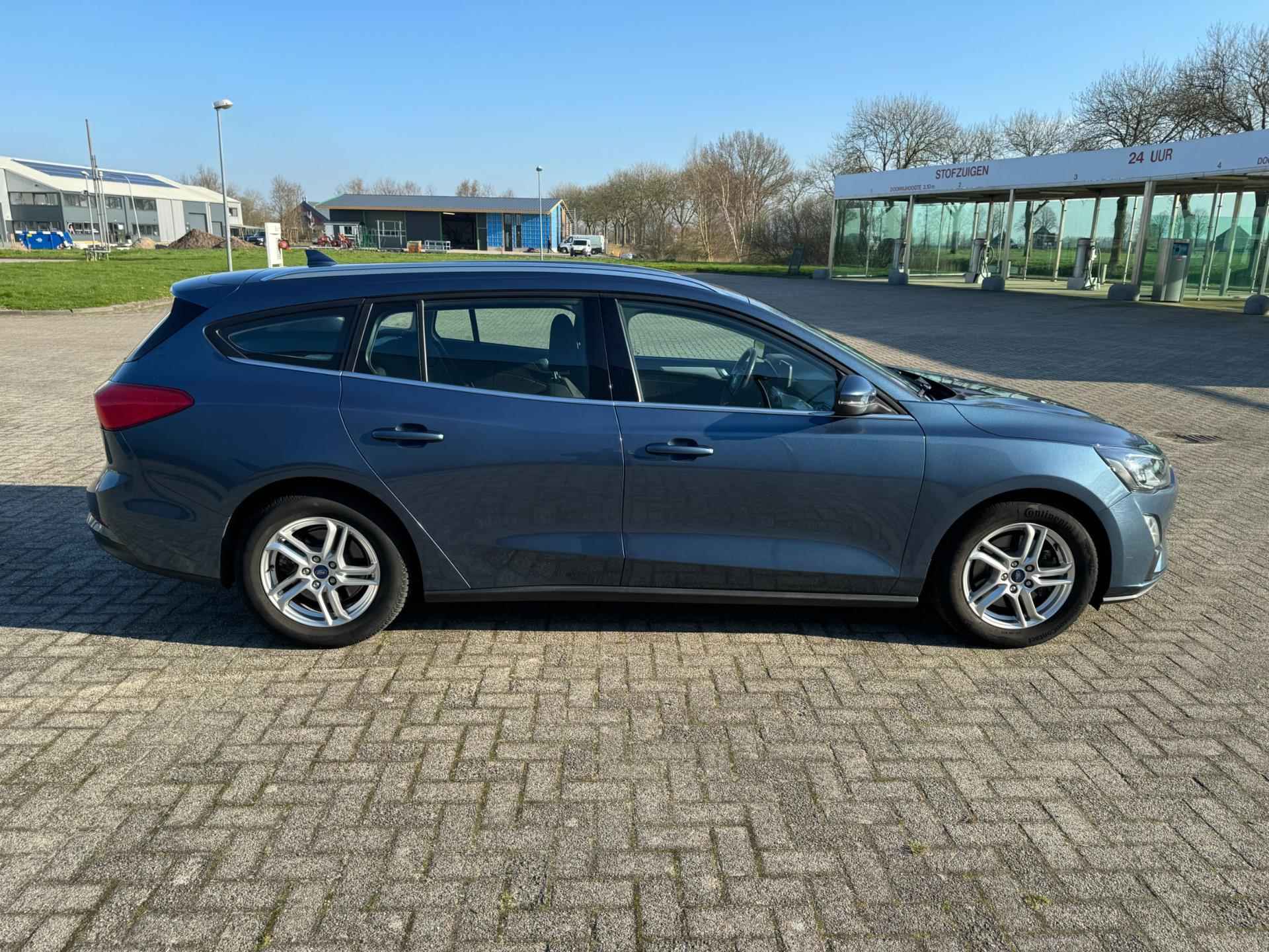 Ford Focus Wagon 1.0 EcoBoost Trend Edition Business - 25/32