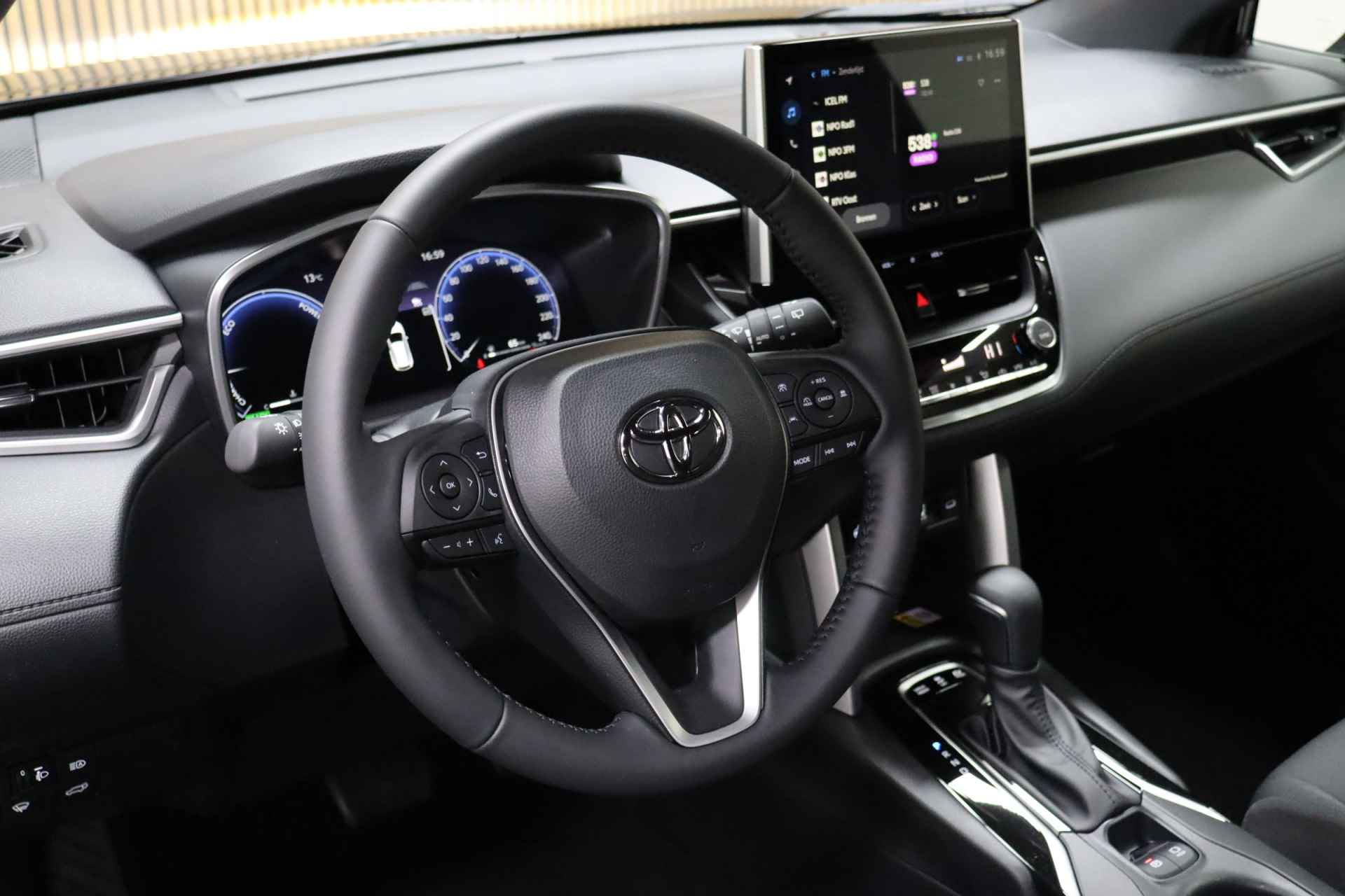 Toyota Corolla Cross Hybrid 140 Style + Premium Pack | Dodehoekdetectie | Parkeersensoren | Elek. Achterklep | Apple Carplay & Android Auto | Adaptive-cruise - 17/47