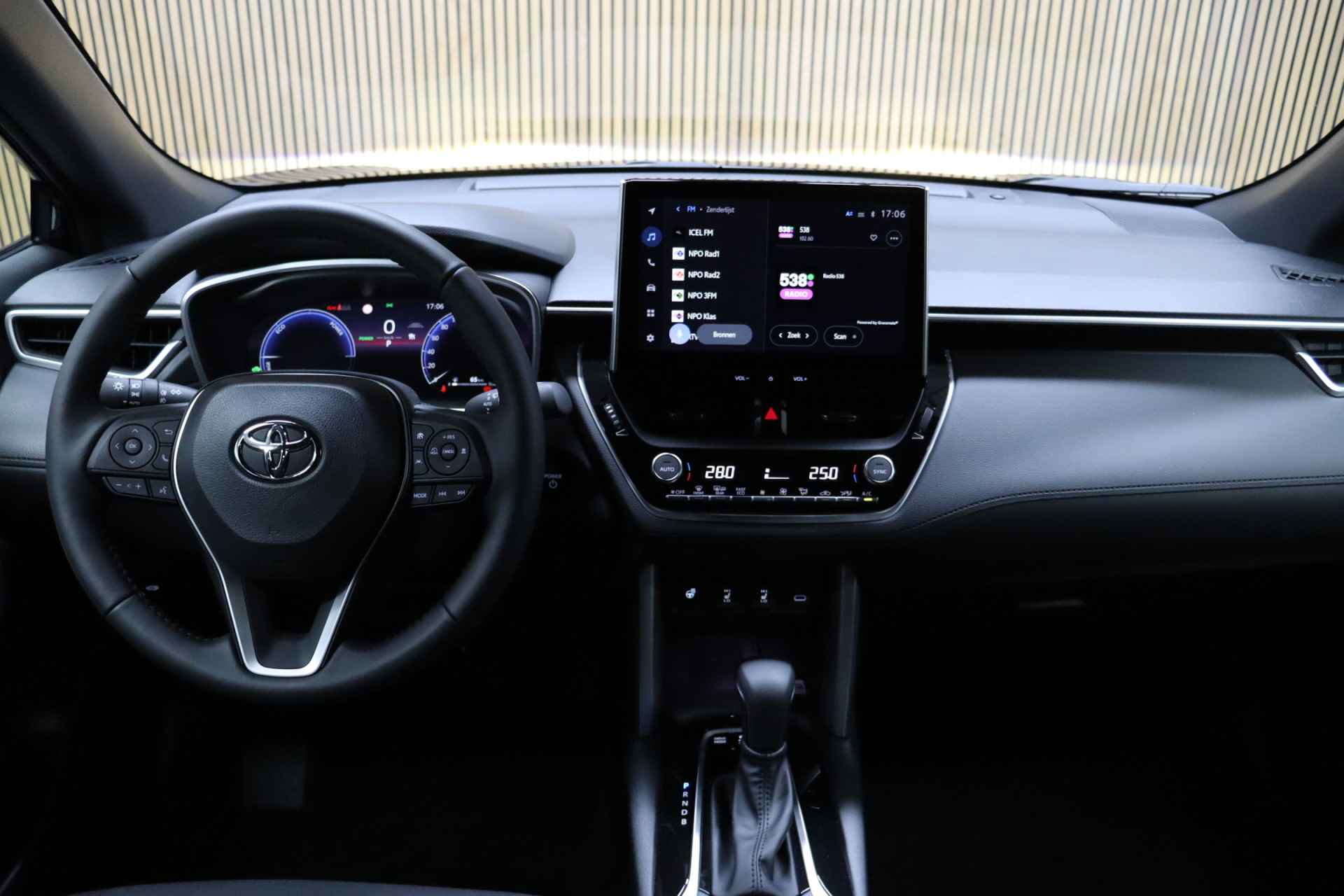 Toyota Corolla Cross Hybrid 140 Style + Premium Pack | Dodehoekdetectie | Parkeersensoren | Elek. Achterklep | Apple Carplay & Android Auto | Adaptive-cruise - 41/47