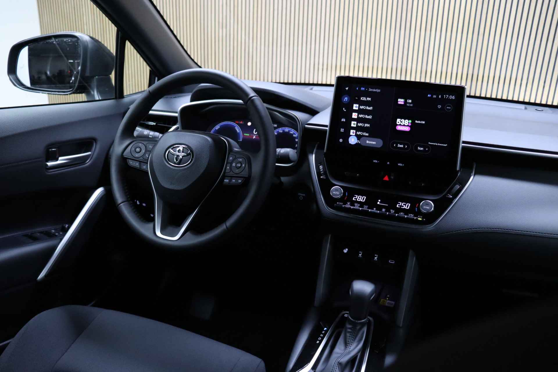 Toyota Corolla Cross Hybrid 140 Style + Premium Pack | Dodehoekdetectie | Parkeersensoren | Elek. Achterklep | Apple Carplay & Android Auto | Adaptive-cruise - 42/47