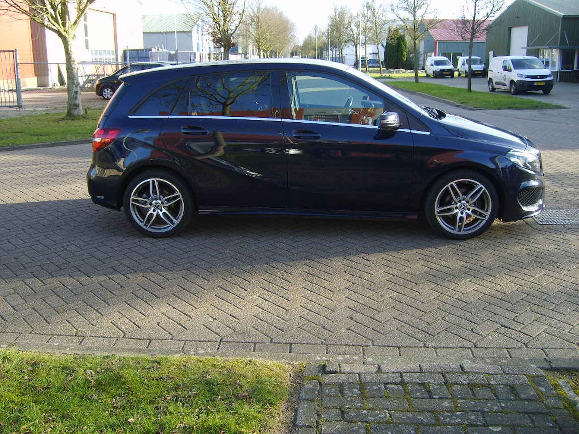 Mercedes-Benz B-Klasse 180 Ambition Automaat AMG Styling met comfort onderstel ! - 4/26