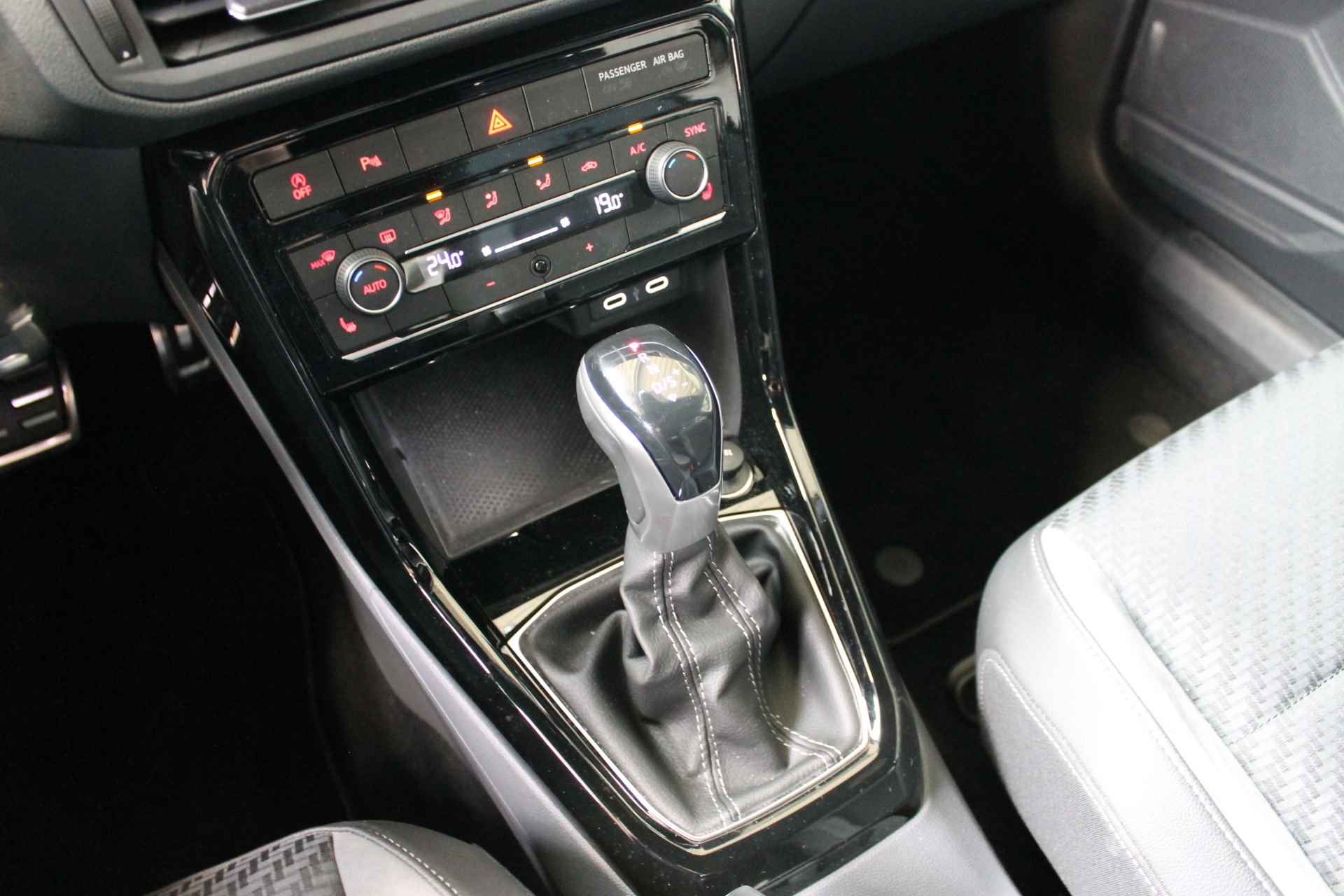 Volkswagen T-Cross 1.0 TSI 110pk R-Line Digitaal Dashboard | Achteruitrijcamera | 18" lmv | Apple Carplay - 17/31