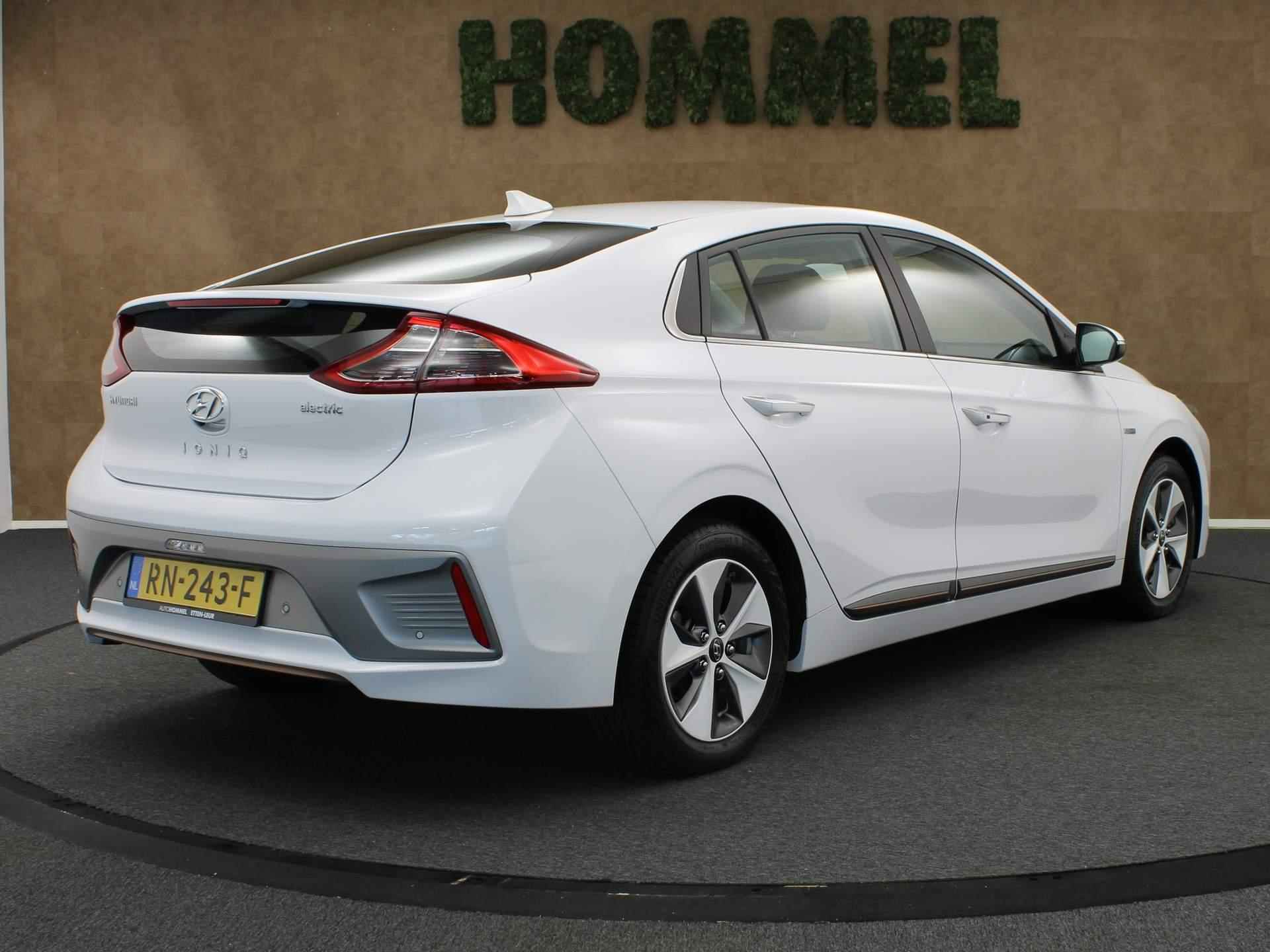 Hyundai IONIQ Premium EV - 2000 EURO SUBSIDIE - 88 kW- ORIGINEEL NEDERLANDSE AUTO - LEDEREN BEKLEDING - PARKEERSENSOREN VOOR/ ACHTER - PANORAMADAK - CLIMATE CONTROL - NAVIGATIE - STUUR/VOORSTOELEN VERWARMD - 2000 EURO SUBSIDIE - 2/36