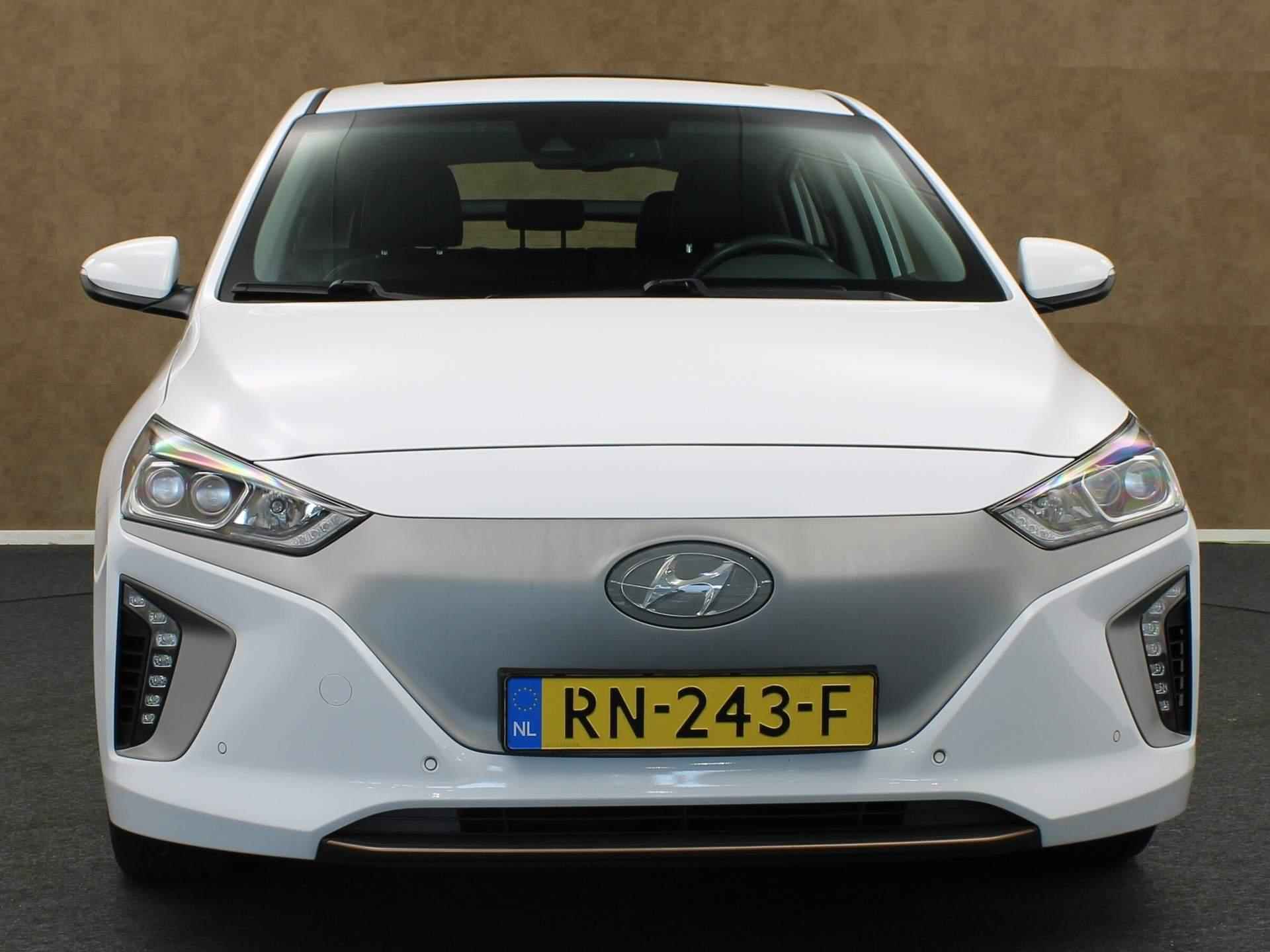 Hyundai IONIQ Premium EV - 2000 EURO SUBSIDIE - 88 kW- ORIGINEEL NEDERLANDSE AUTO - LEDEREN BEKLEDING - PARKEERSENSOREN VOOR/ ACHTER - PANORAMADAK - CLIMATE CONTROL - NAVIGATIE - STUUR/VOORSTOELEN VERWARMD - 2000 EURO SUBSIDIE - 7/36