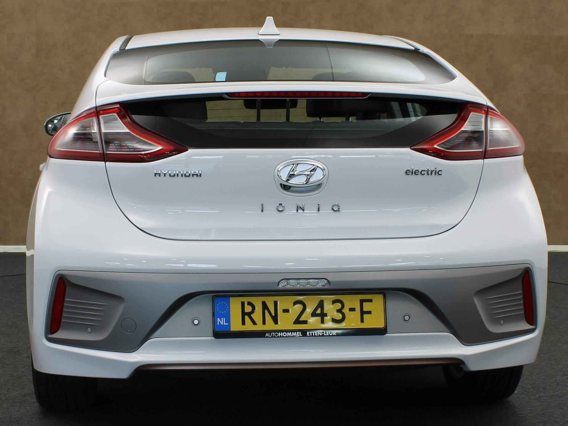 Hyundai IONIQ Premium EV - 2000 EURO SUBSIDIE - 88 kW- ORIGINEEL NEDERLANDSE AUTO - LEDEREN BEKLEDING - PARKEERSENSOREN VOOR/ ACHTER - PANORAMADAK - CLIMATE CONTROL - NAVIGATIE - STUUR/VOORSTOELEN VERWARMD - 2000 EURO SUBSIDIE - 8/36