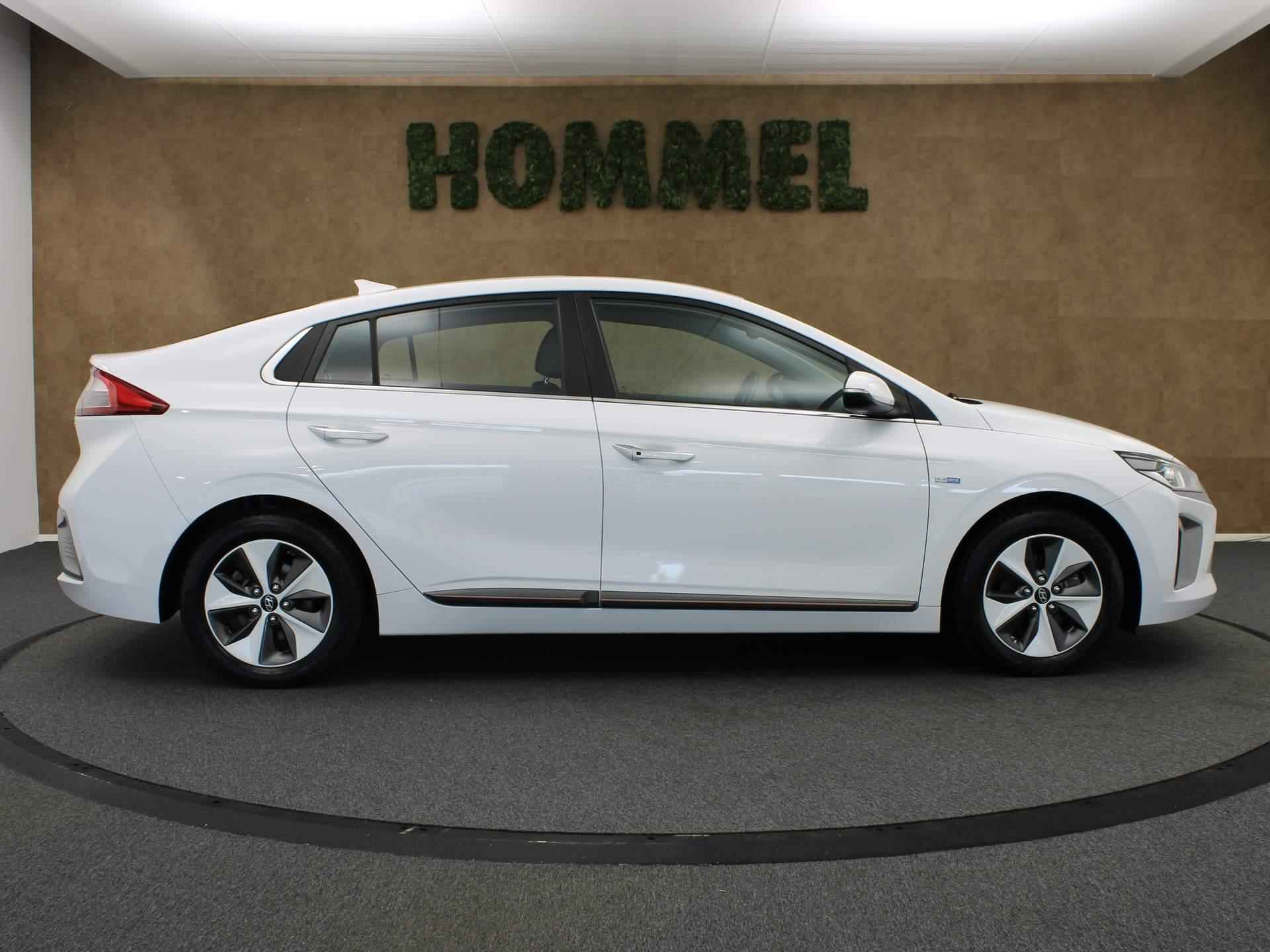 Hyundai IONIQ Premium EV - 2000 EURO SUBSIDIE - 88 kW- ORIGINEEL NEDERLANDSE AUTO - LEDEREN BEKLEDING - PARKEERSENSOREN VOOR/ ACHTER - PANORAMADAK - CLIMATE CONTROL - NAVIGATIE - STUUR/VOORSTOELEN VERWARMD - 2000 EURO SUBSIDIE - 10/36