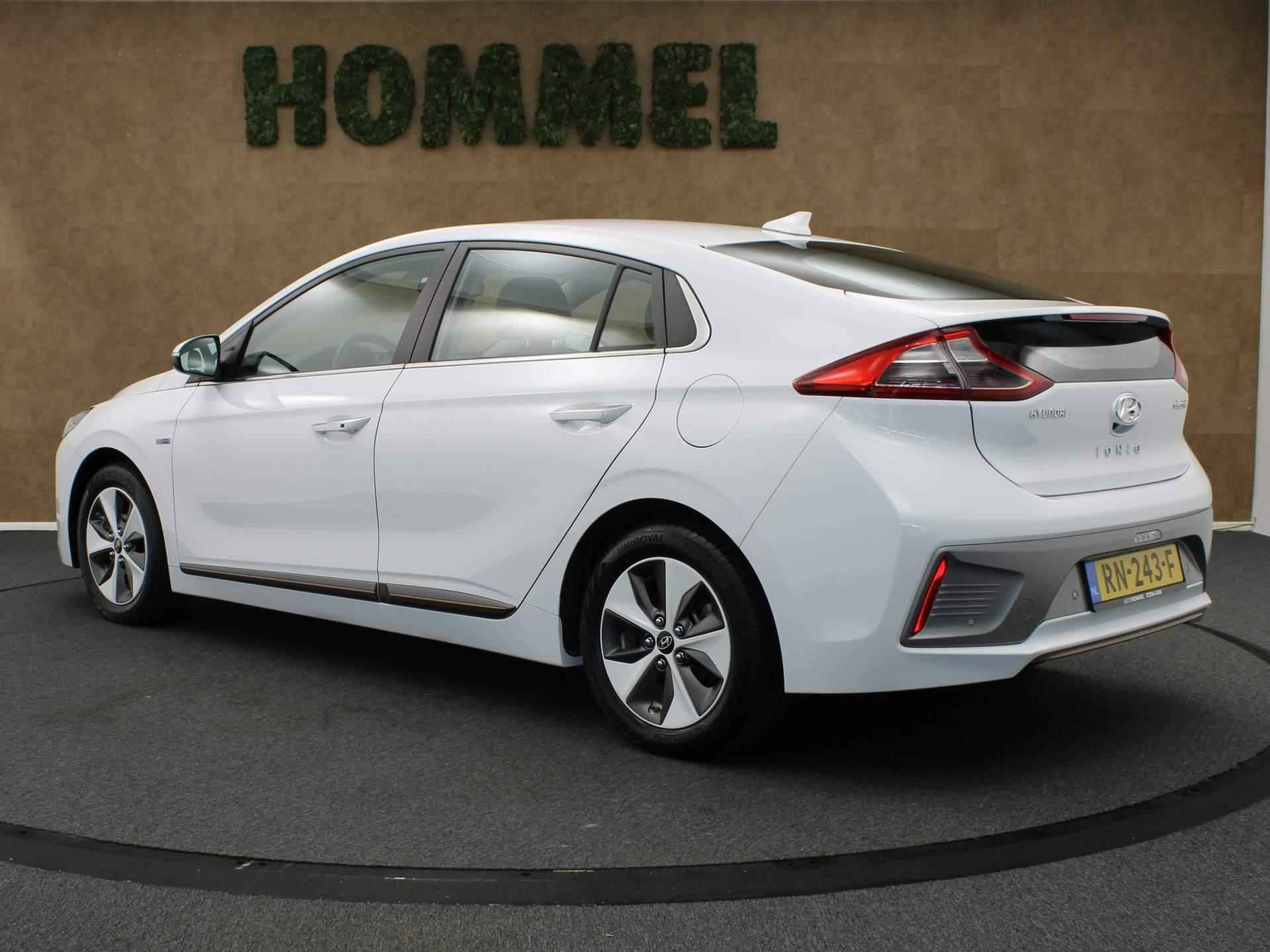 Hyundai IONIQ Premium EV - 2000 EURO SUBSIDIE - 88 kW- ORIGINEEL NEDERLANDSE AUTO - LEDEREN BEKLEDING - PARKEERSENSOREN VOOR/ ACHTER - PANORAMADAK - CLIMATE CONTROL - NAVIGATIE - STUUR/VOORSTOELEN VERWARMD - 2000 EURO SUBSIDIE - 12/36