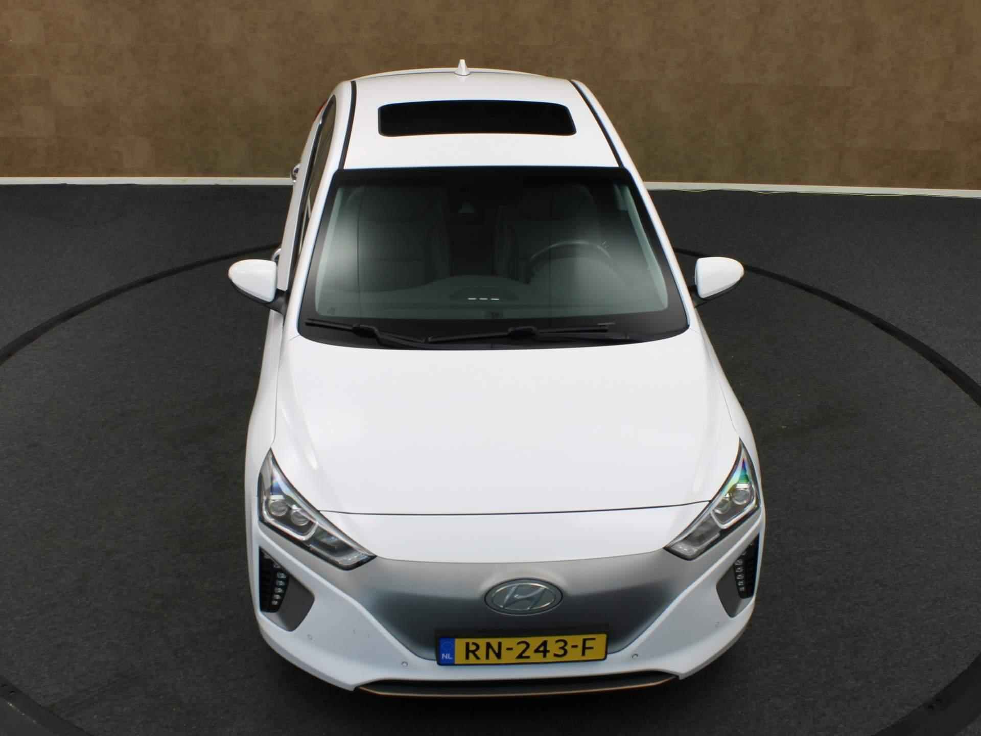 Hyundai IONIQ Premium EV - 2000 EURO SUBSIDIE - 88 kW- ORIGINEEL NEDERLANDSE AUTO - LEDEREN BEKLEDING - PARKEERSENSOREN VOOR/ ACHTER - PANORAMADAK - CLIMATE CONTROL - NAVIGATIE - STUUR/VOORSTOELEN VERWARMD - 2000 EURO SUBSIDIE - 13/36