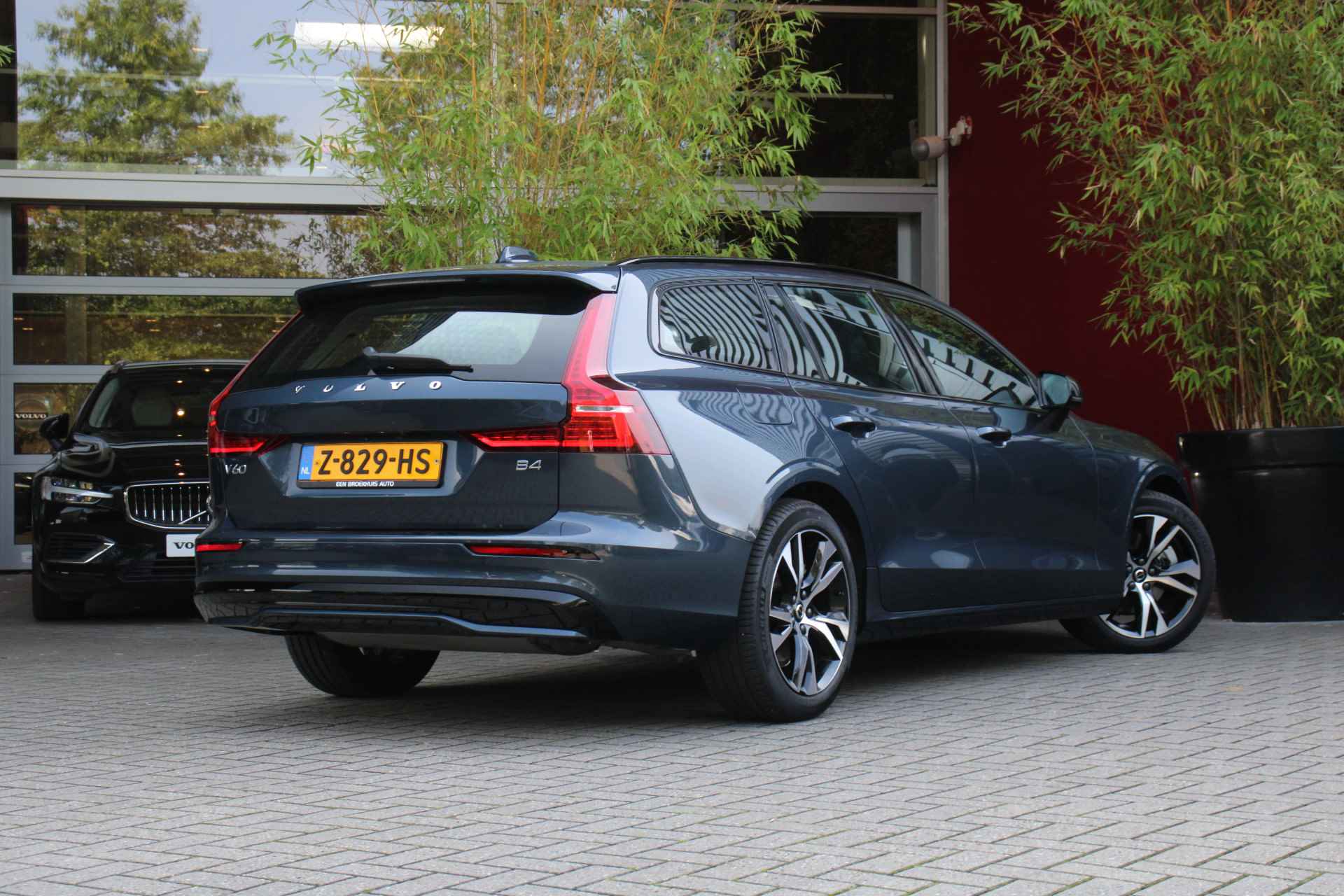 Volvo V60 2.0 B4 Plus Dark | Trekhaak | Camera | Adaptive Cruise | Stuur/stoelverwarming - 3/15