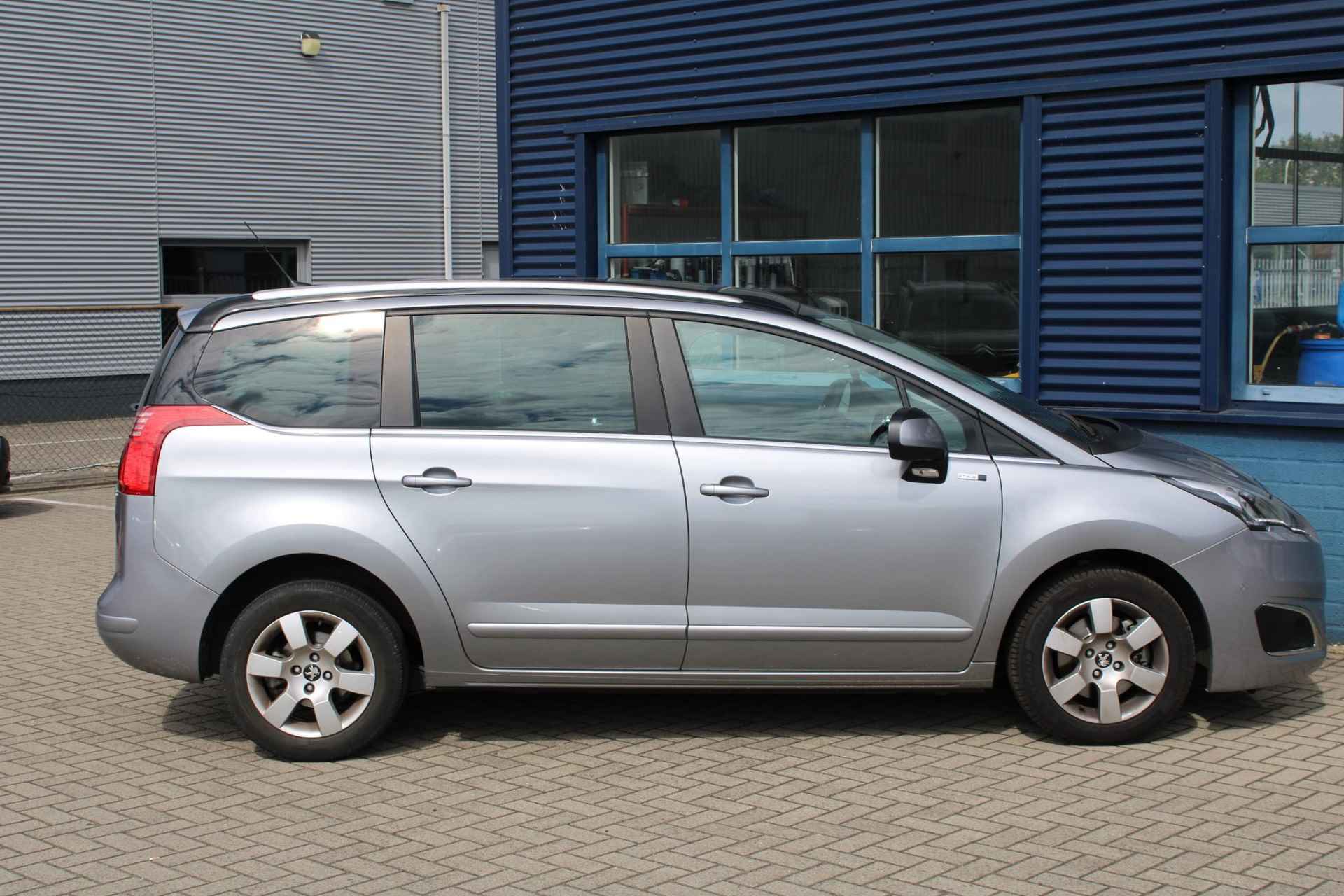 Peugeot 5008 1.6 THP Style 5p. - 23/27