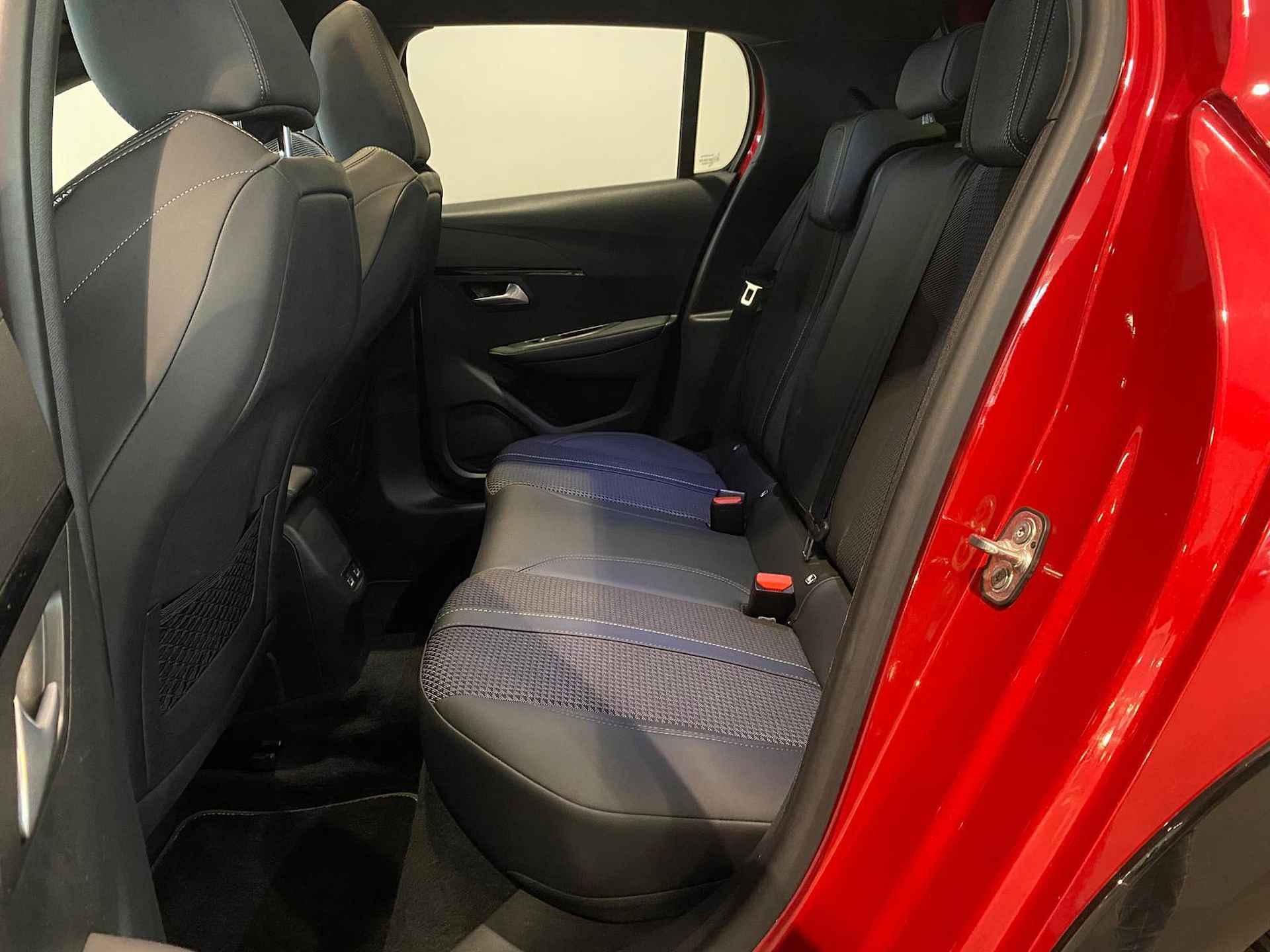 Peugeot e-208 5-deurs GT EV 3-FASEN 50kWh 136pk PANODAK | NAVI | CAMERA | DRAADLOZE TELEFOONLADER | DAB+ | LM-VELGEN - 45/70