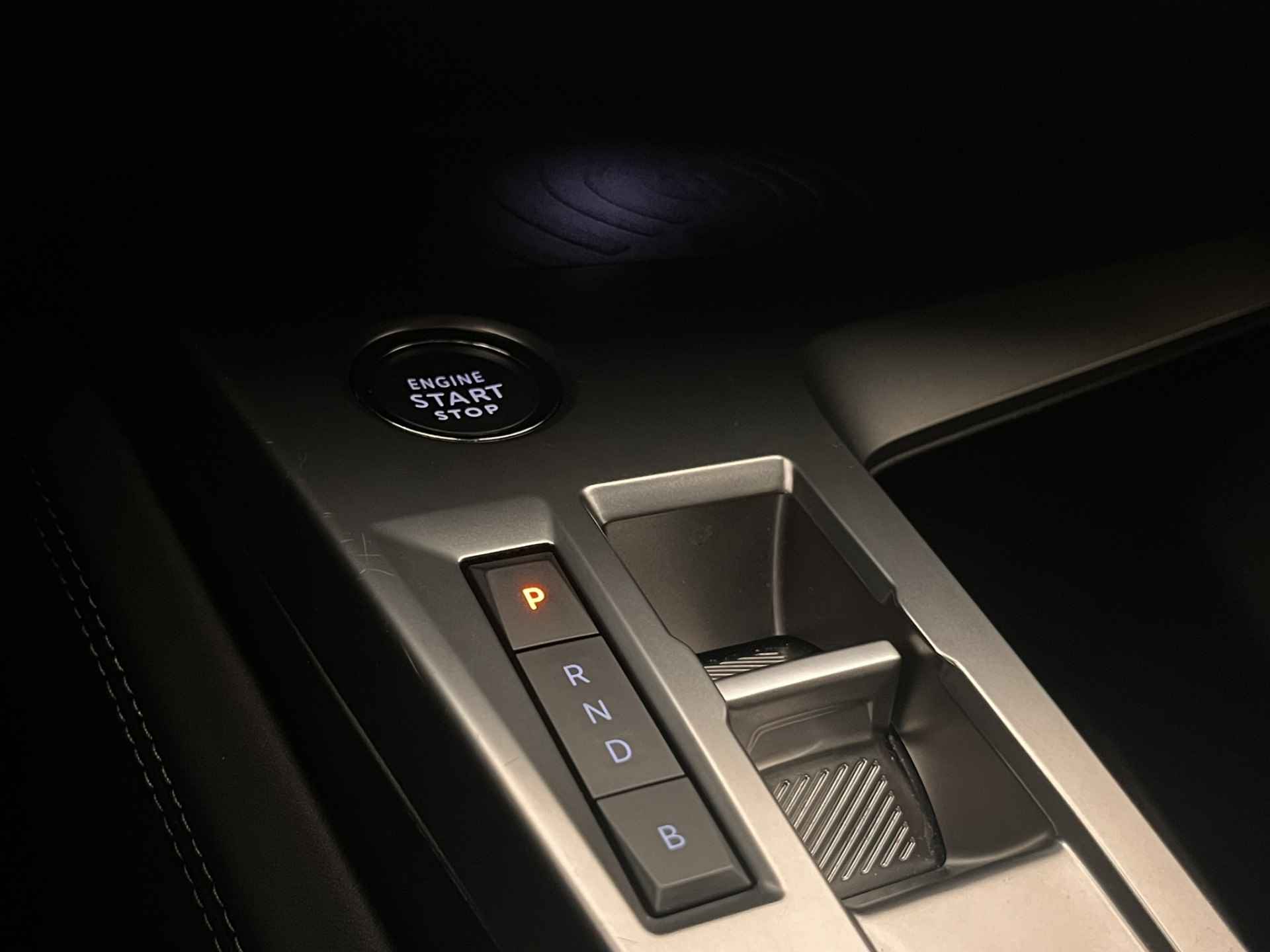 Peugeot 308 SW SW 1.6 HYbrid 180PK Allure Pack Business | Camera | Stoelverwarming | Parkeersensoren Rondom | 17" Lichtmetaal | Apple/Android Carplay | Leder/Stof - 22/37
