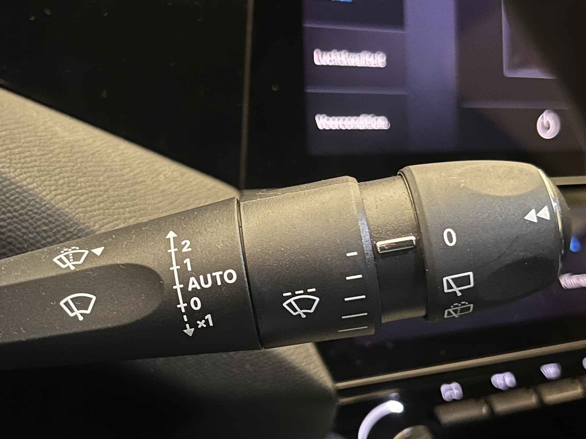 Peugeot 308 SW SW 1.6 HYbrid 180PK Allure Pack Business | Camera | Stoelverwarming | Parkeersensoren Rondom | 17" Lichtmetaal | Apple/Android Carplay | Leder/Stof - 28/37