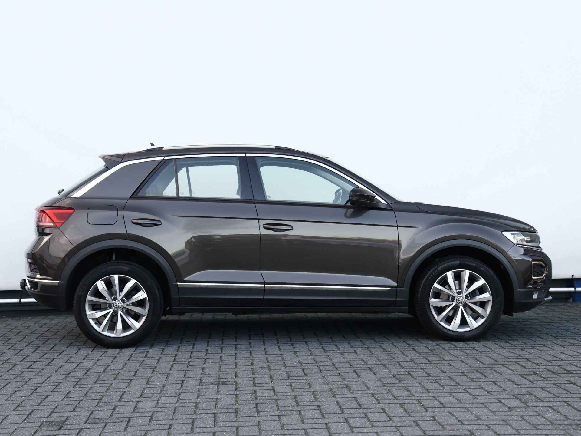 Volkswagen T-Roc 1.5 TSI Sport 150pk DSG | LED | Navigatie | Climate control | Stoelverwarming I Trekhaak - 2/40