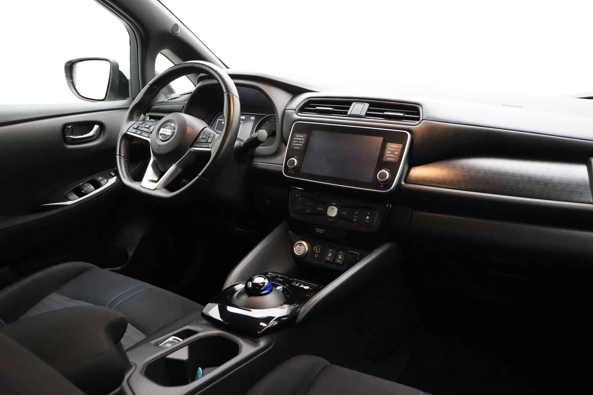 Nissan LEAF N-Connecta 40 kWh | Weinig kilometers | Navigatie | Camera | Climate control | Lichtmetalen velgen - 4/39