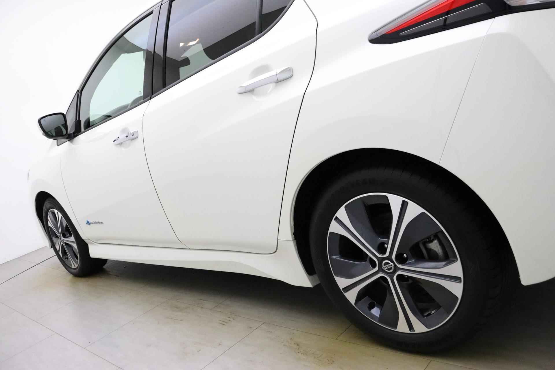 Nissan LEAF N-Connecta 40 kWh | Weinig kilometers | Navigatie | Camera | Climate control | Lichtmetalen velgen - 19/39