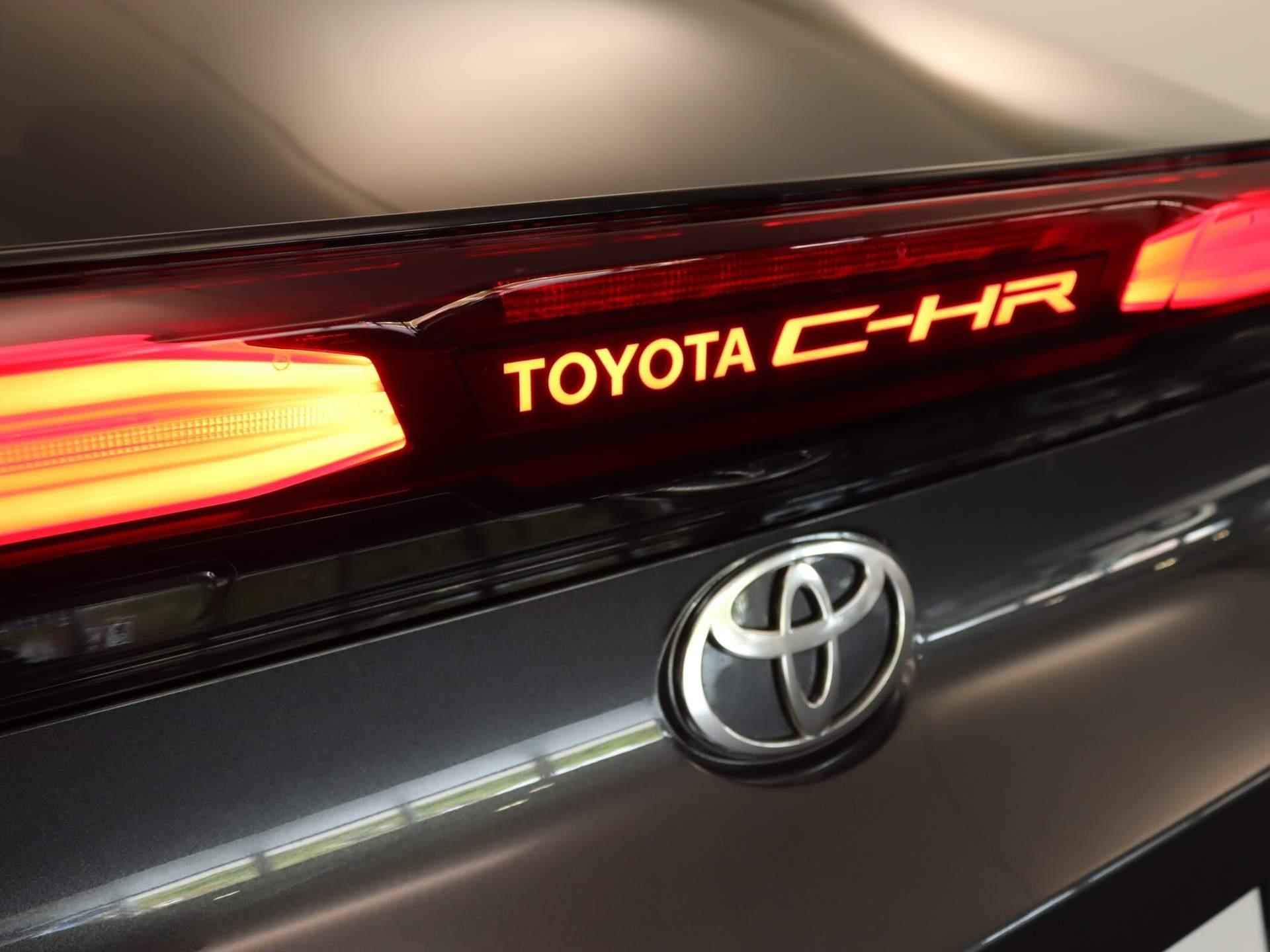 Toyota C-HR Hybrid 140 First Edition DIRECT UIT VOORRAAD LEVERBAAR! - STOEL EN STUURVERWARMING - AUTOMATISCHE ACHTERKLEP - DRAADLOZE TELEFOONLADER - 16/36