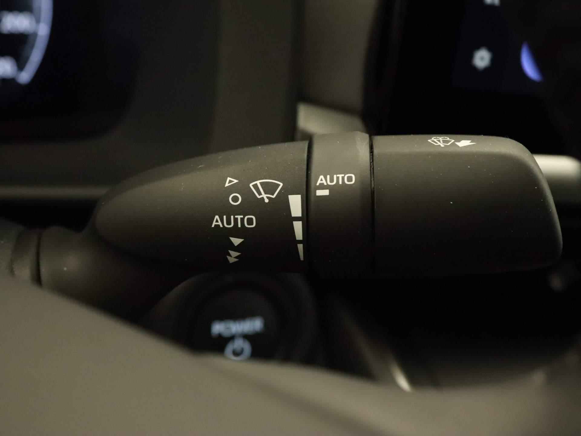 Toyota C-HR Hybrid 140 First Edition DIRECT UIT VOORRAAD LEVERBAAR! - STOEL EN STUURVERWARMING - AUTOMATISCHE ACHTERKLEP - DRAADLOZE TELEFOONLADER - 24/36