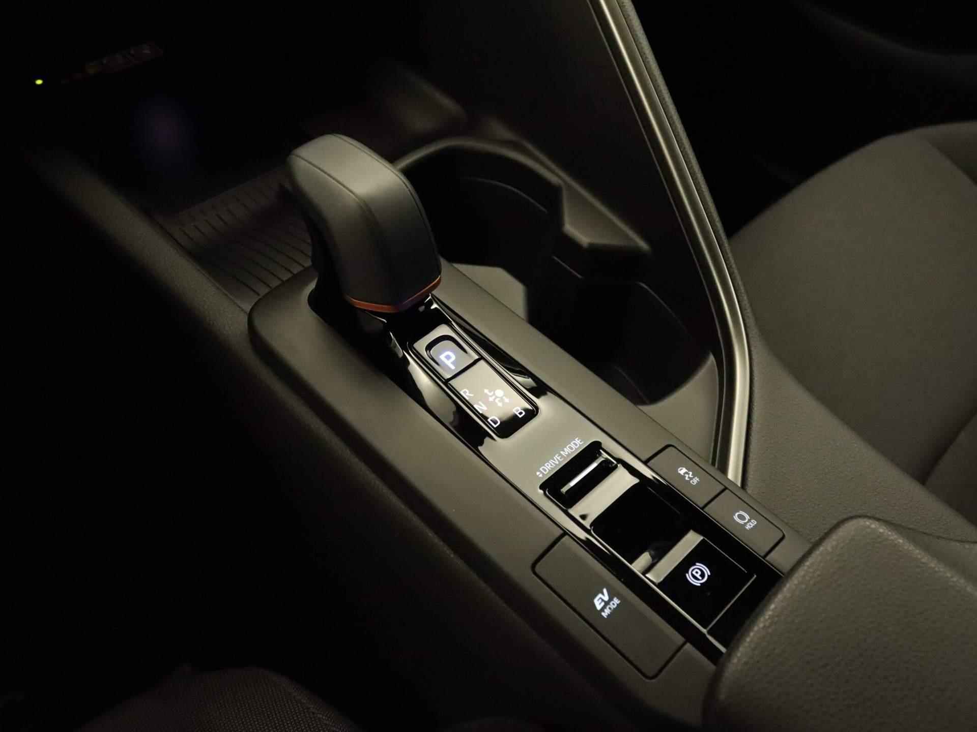 Toyota C-HR Hybrid 140 First Edition DIRECT UIT VOORRAAD LEVERBAAR! - STOEL EN STUURVERWARMING - AUTOMATISCHE ACHTERKLEP - DRAADLOZE TELEFOONLADER - 25/36