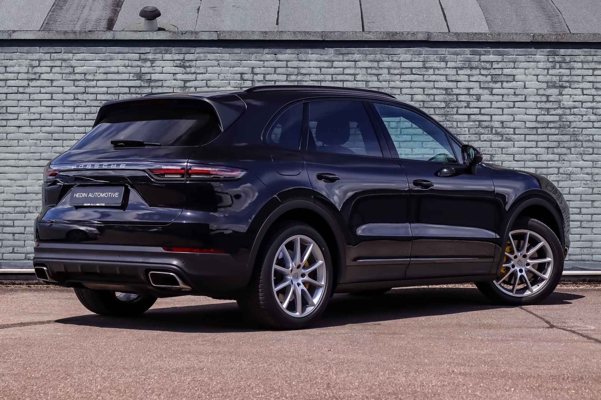 Porsche Cayenne 3.0 E-Hybrid | Luchtvering | Panoramadak | Trekhaak | Lederen Interieurdelen | Comfortleder | LED | Achteruitrijcamera - 2/44